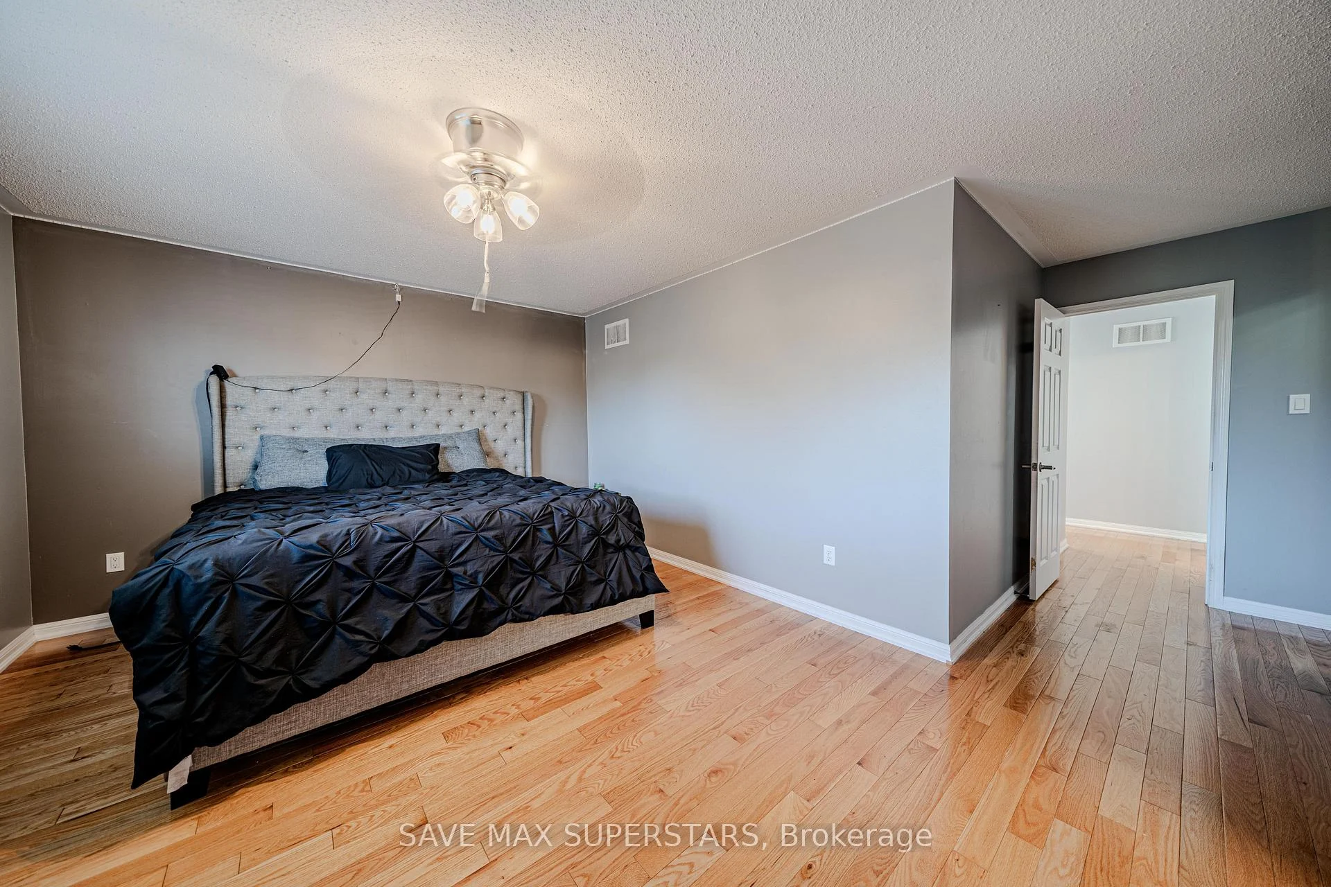 Photo 29 of 28 Versailles Crescent, Barrie, Innis-Shore — HOMEH
