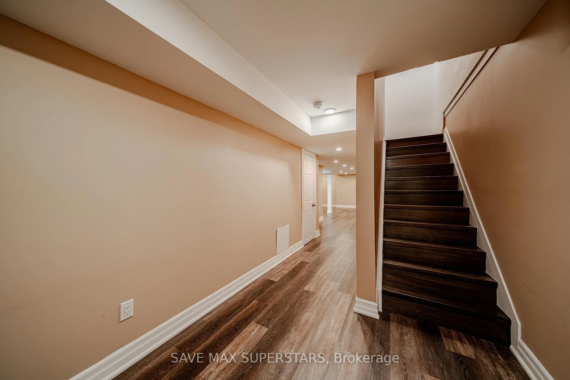 Photo 44 of 28 Versailles Crescent, Barrie, Innis-Shore — HOMEH