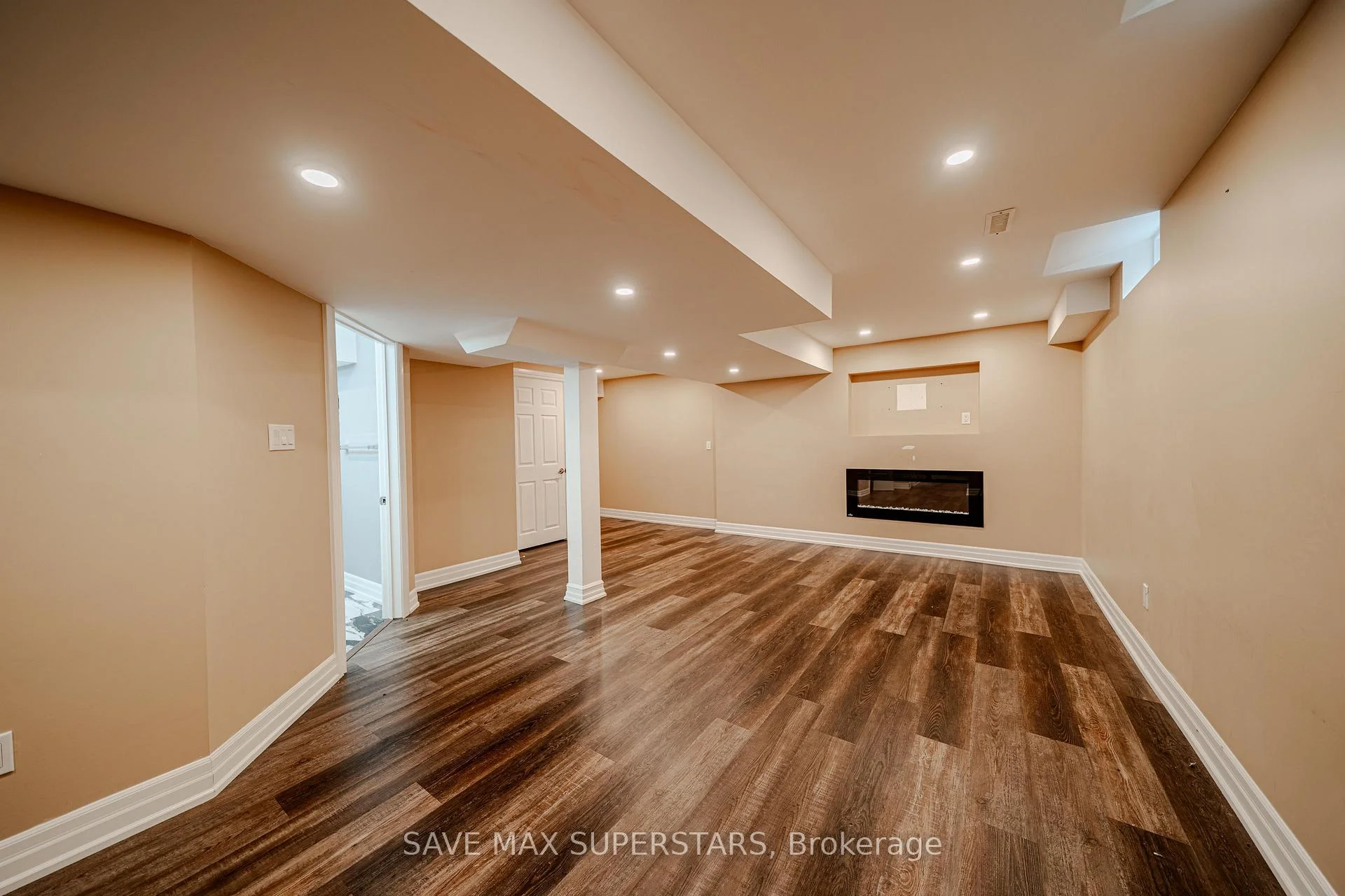 Photo 46 of 28 Versailles Crescent, Barrie, Innis-Shore — HOMEH