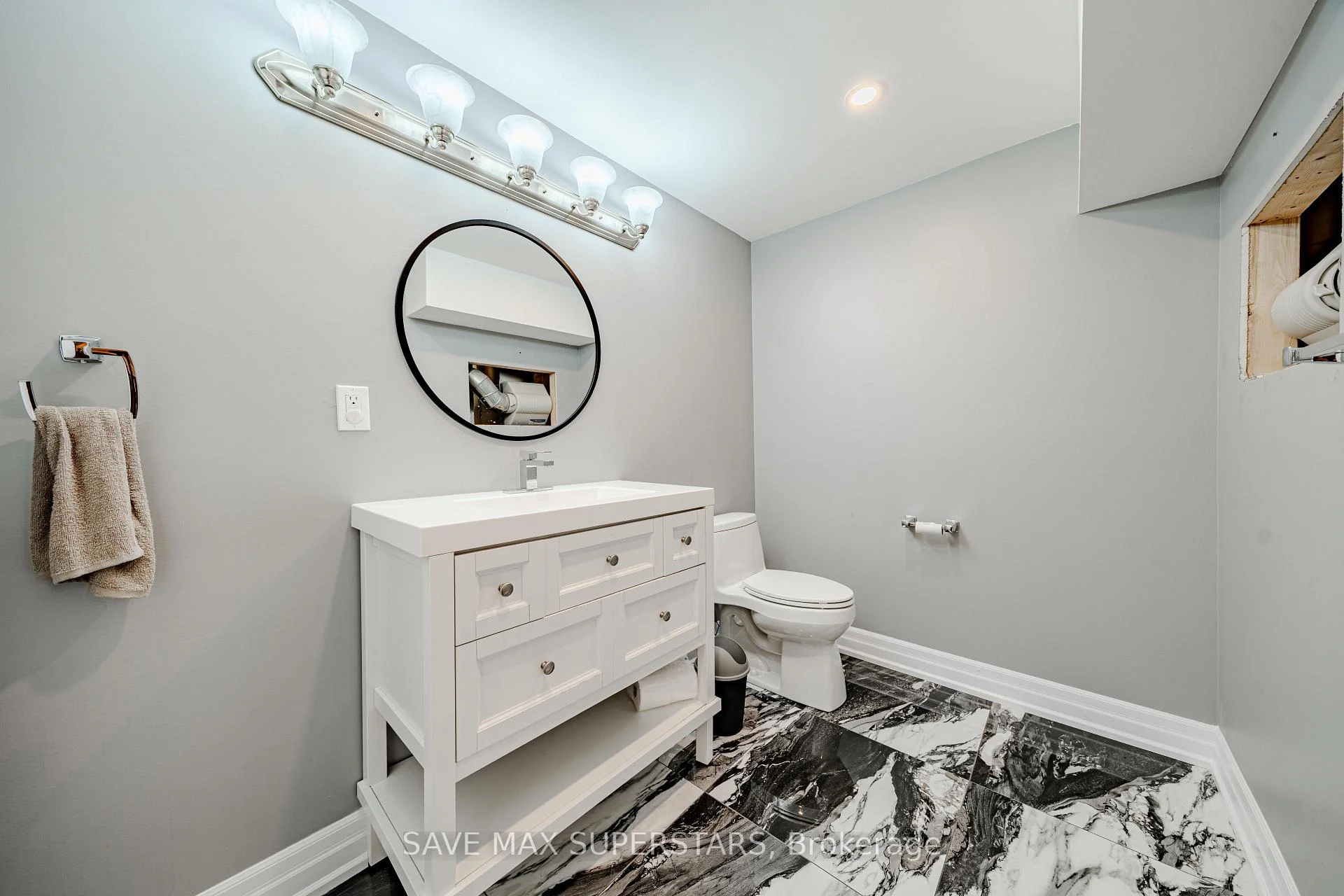 Photo 49 of 28 Versailles Crescent, Barrie, Innis-Shore — HOMEH