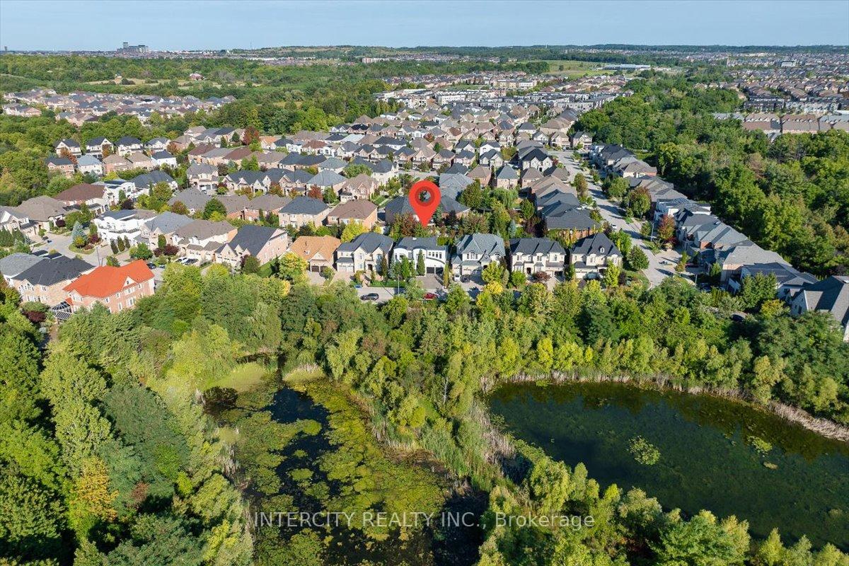 Photo 5 of 102 Cook's Mill Crescent, Vaughan, Patterson — HOMEH
