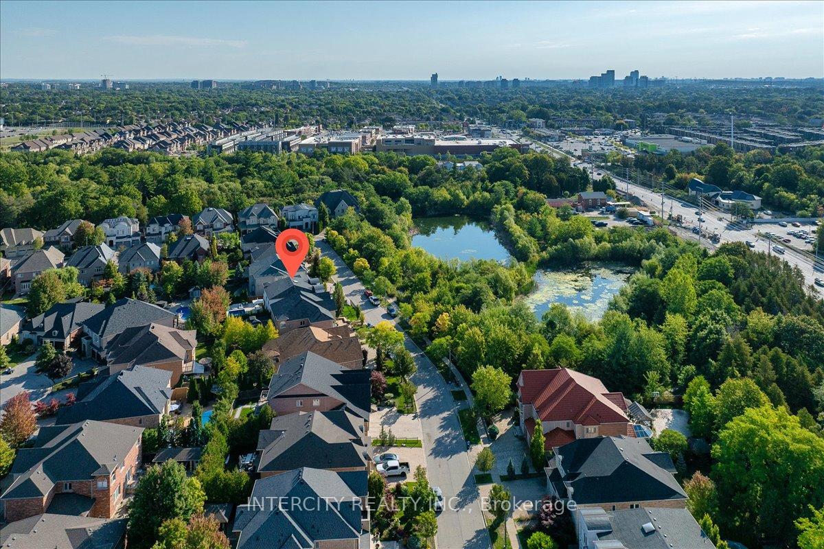 Photo 6 of 102 Cook's Mill Crescent, Vaughan, Patterson — HOMEH