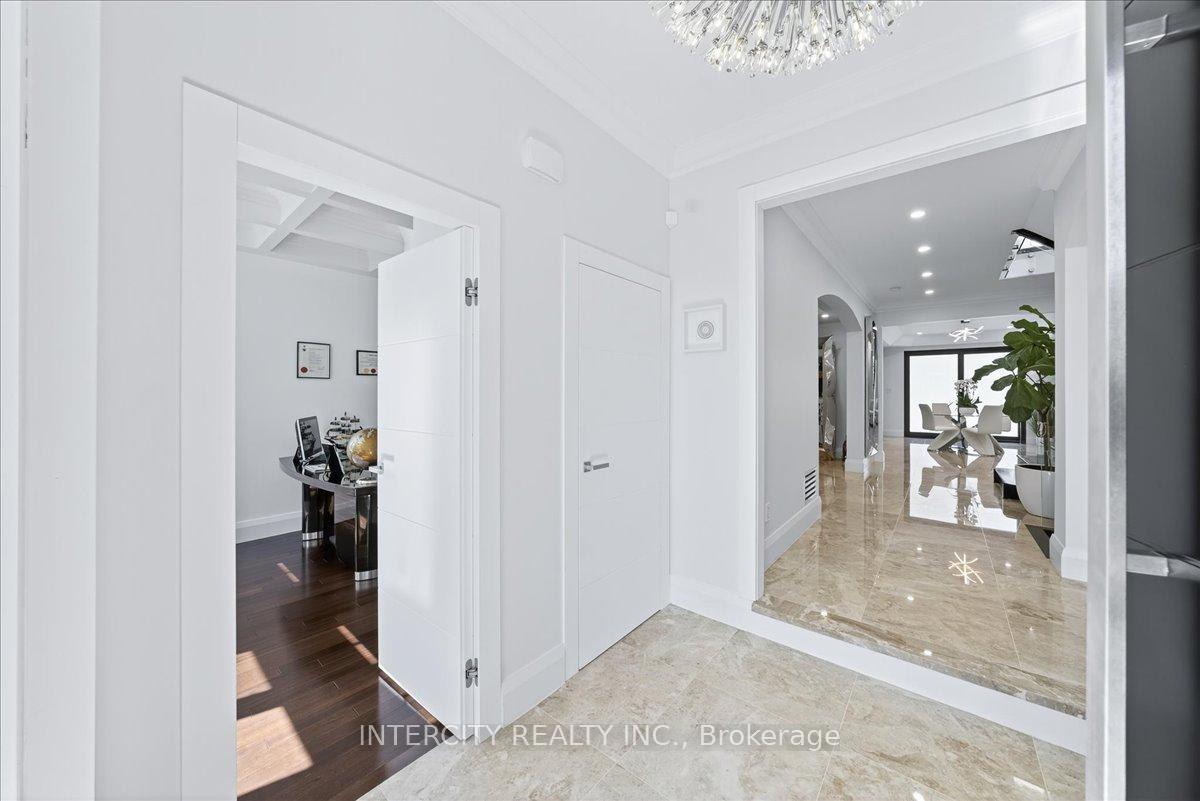 Photo 7 of 102 Cook's Mill Crescent, Vaughan, Patterson — HOMEH