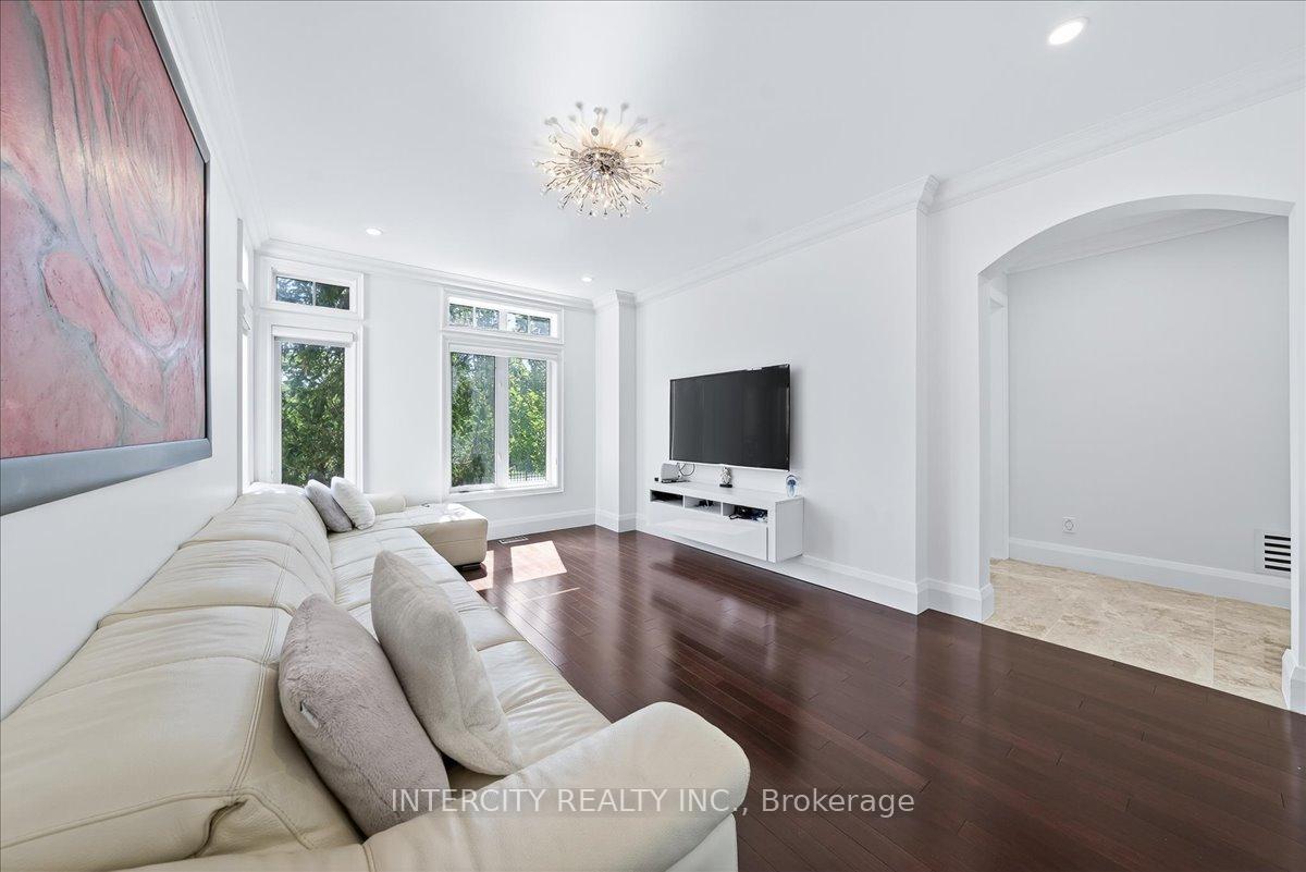 Photo 9 of 102 Cook's Mill Crescent, Vaughan, Patterson — HOMEH