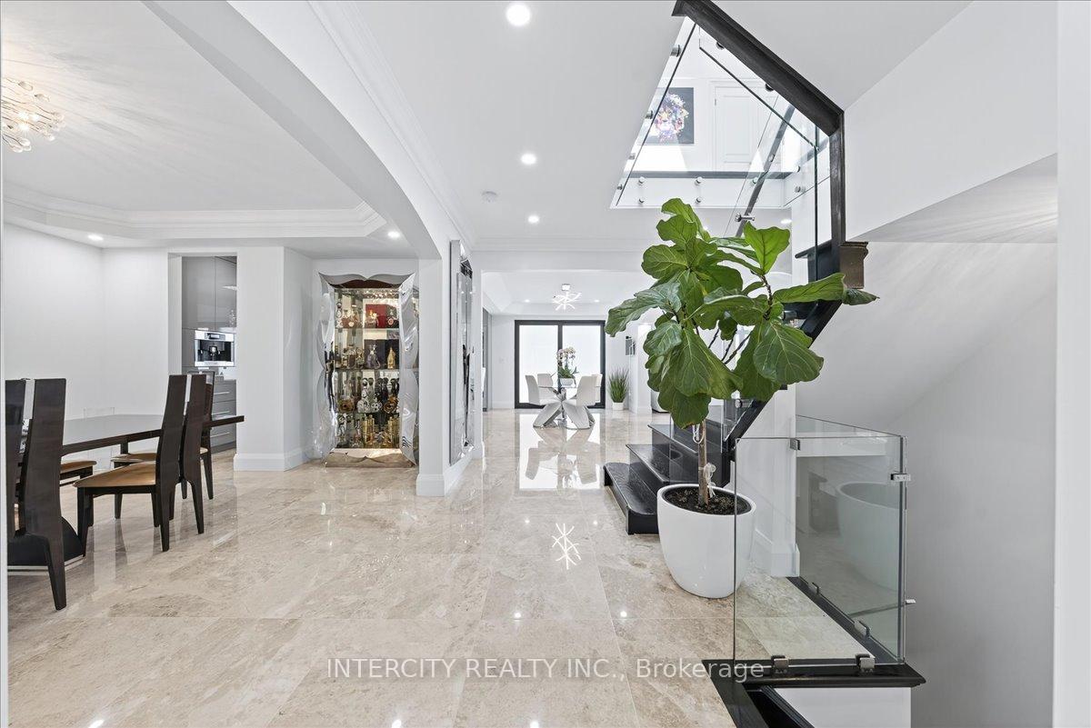 Photo 10 of 102 Cook's Mill Crescent, Vaughan, Patterson — HOMEH