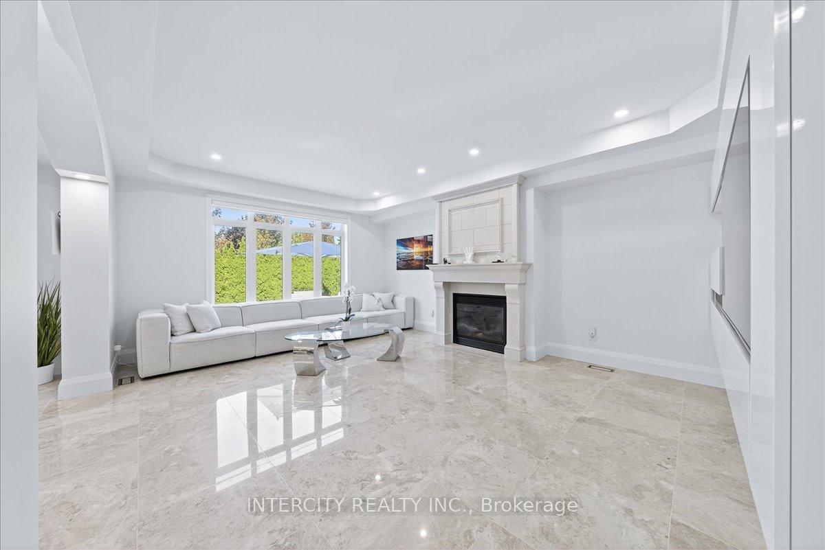 Photo 11 of 102 Cook's Mill Crescent, Vaughan, Patterson — HOMEH