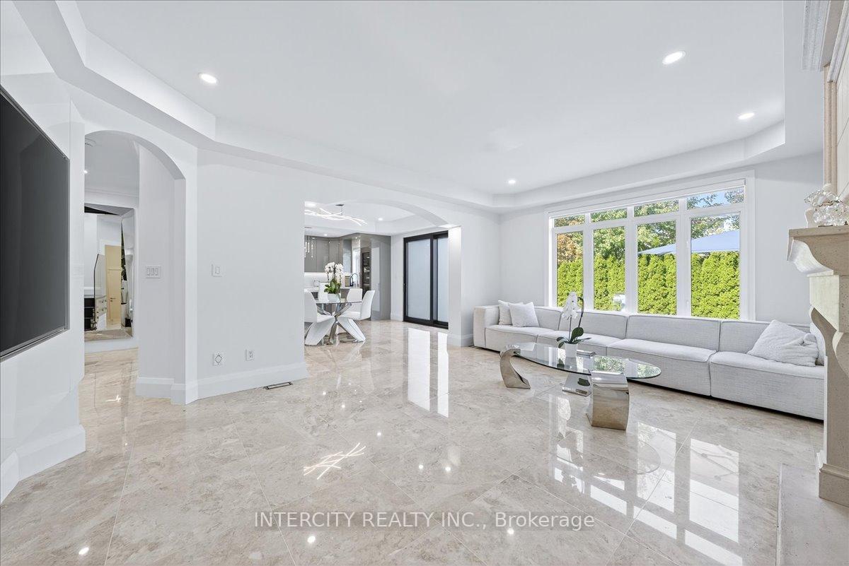Photo 12 of 102 Cook's Mill Crescent, Vaughan, Patterson — HOMEH