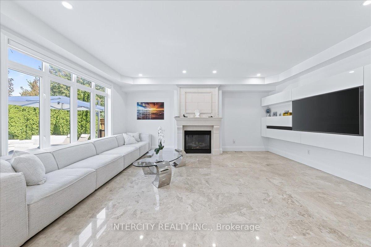 Photo 13 of 102 Cook's Mill Crescent, Vaughan, Patterson — HOMEH