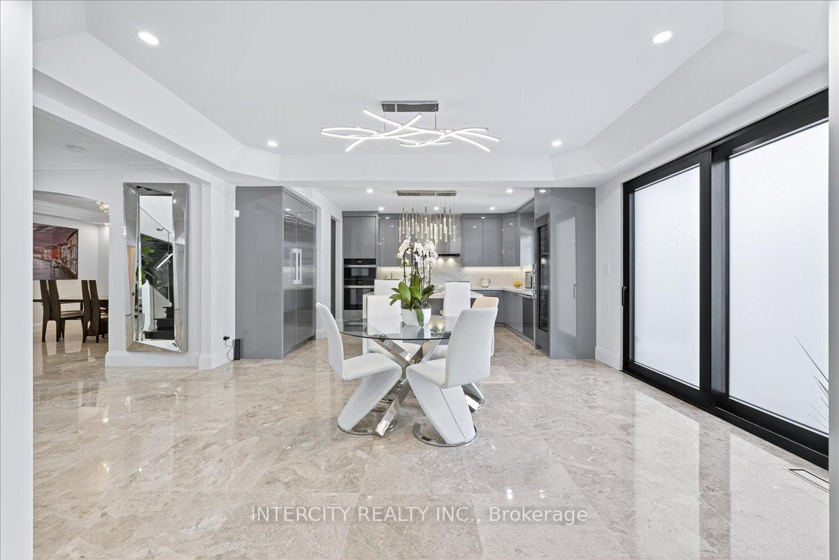 Photo 14 of 102 Cook's Mill Crescent, Vaughan, Patterson — HOMEH