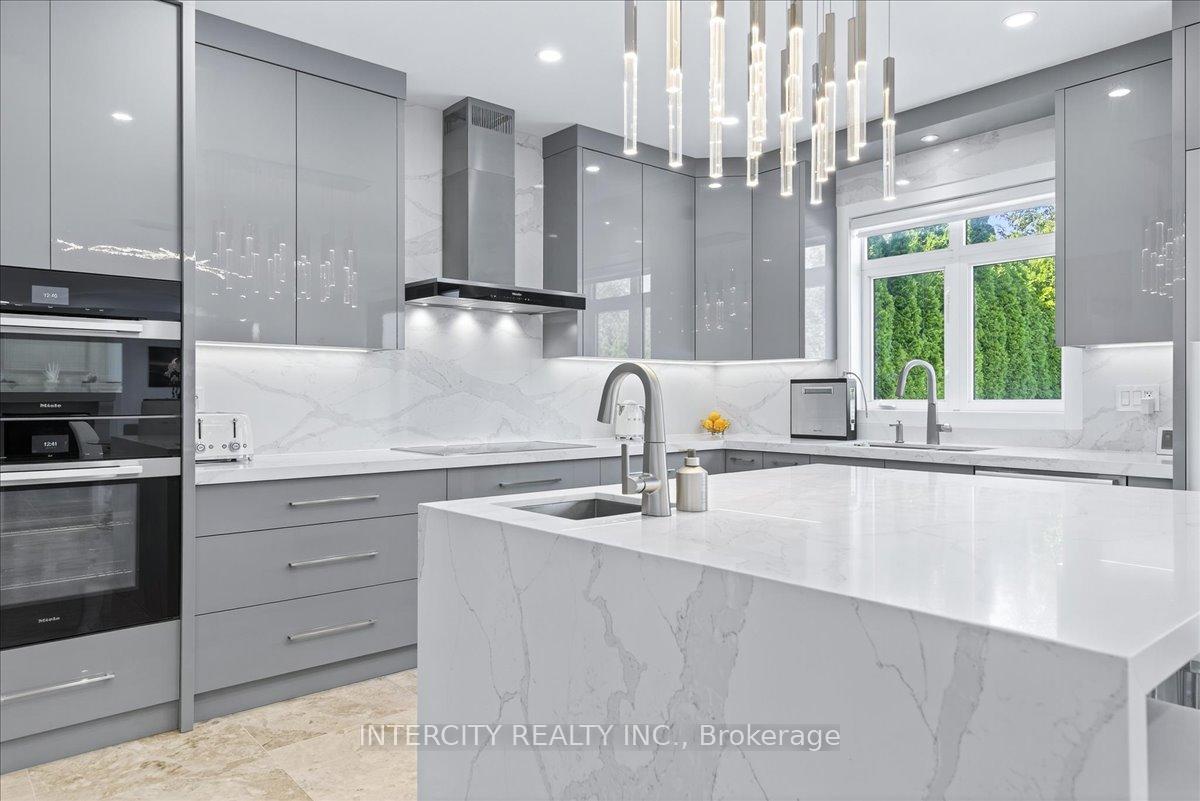 Photo 15 of 102 Cook's Mill Crescent, Vaughan, Patterson — HOMEH