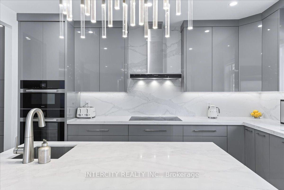 Photo 16 of 102 Cook's Mill Crescent, Vaughan, Patterson — HOMEH