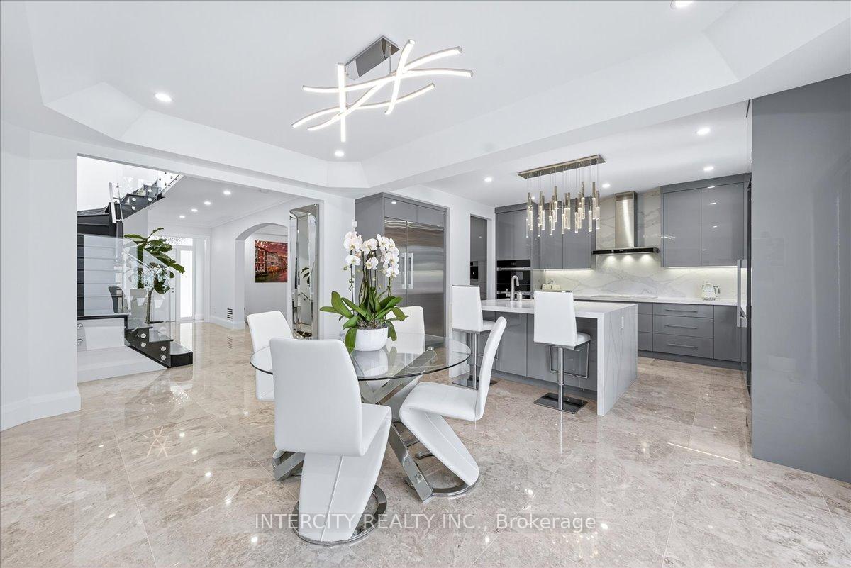 Photo 17 of 102 Cook's Mill Crescent, Vaughan, Patterson — HOMEH