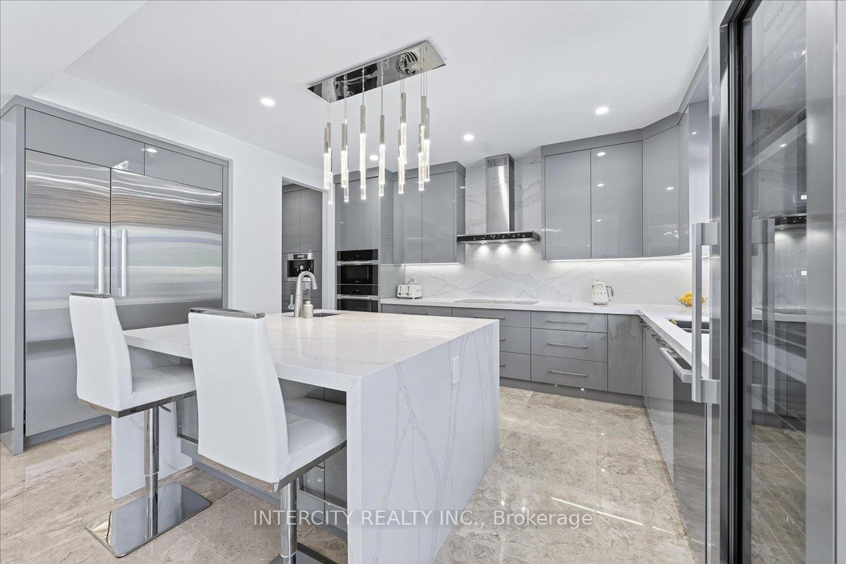 Photo 18 of 102 Cook's Mill Crescent, Vaughan, Patterson — HOMEH