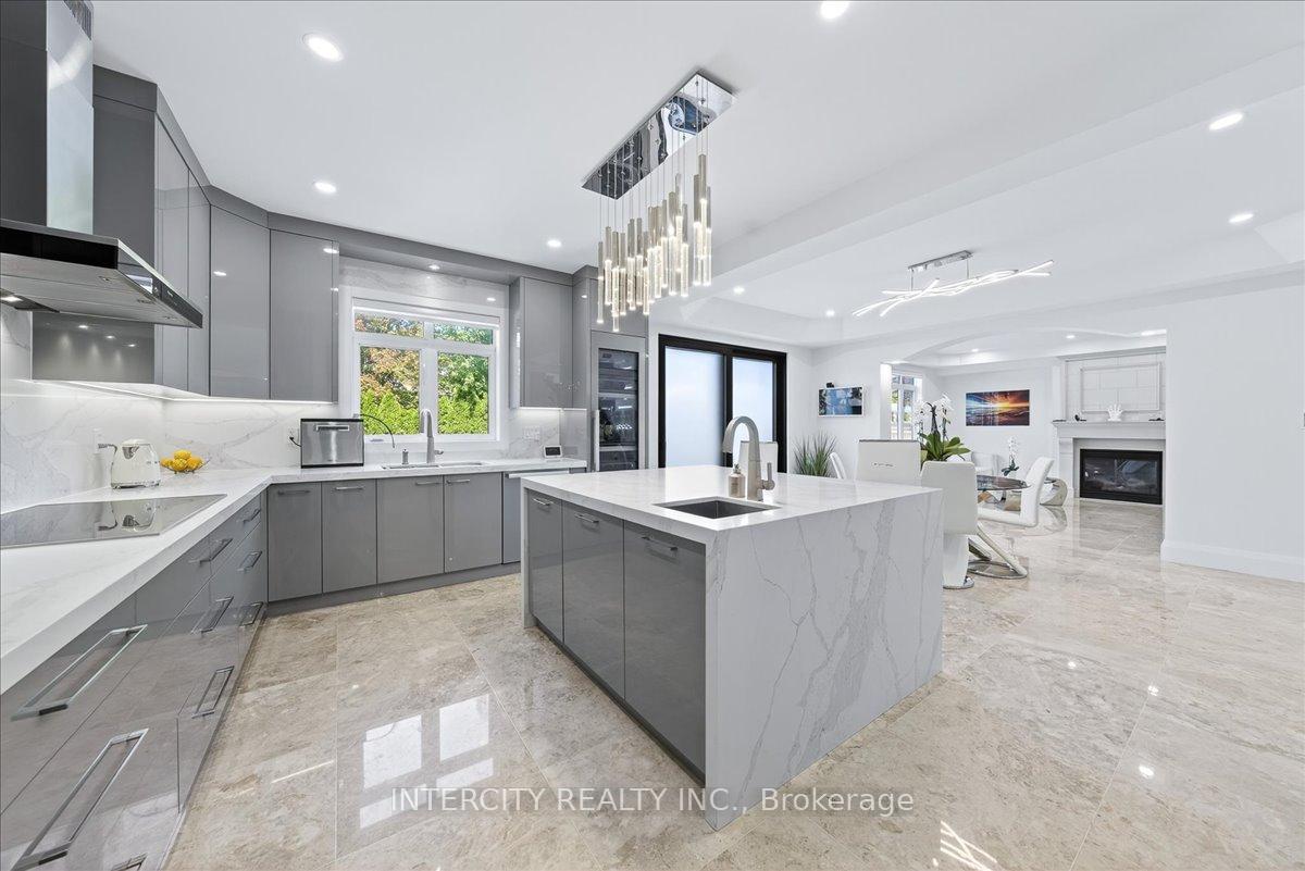 Photo 19 of 102 Cook's Mill Crescent, Vaughan, Patterson — HOMEH