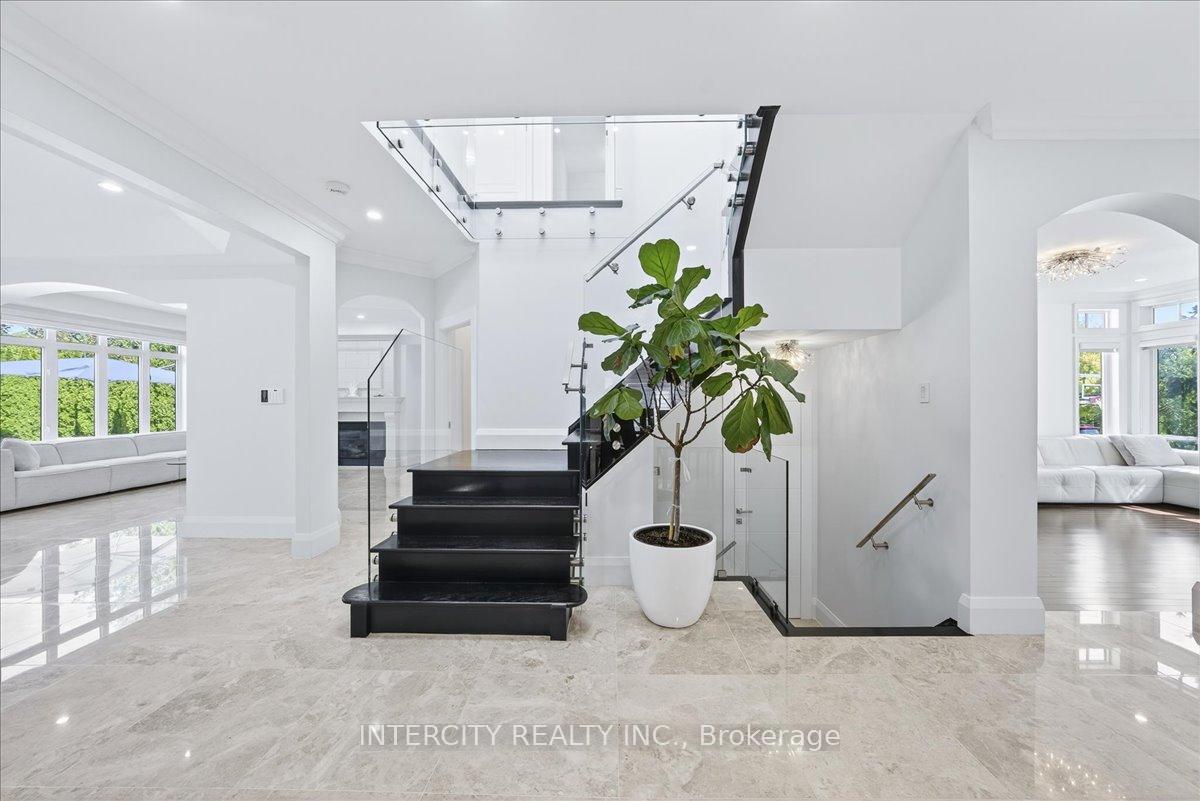 Photo 22 of 102 Cook's Mill Crescent, Vaughan, Patterson — HOMEH