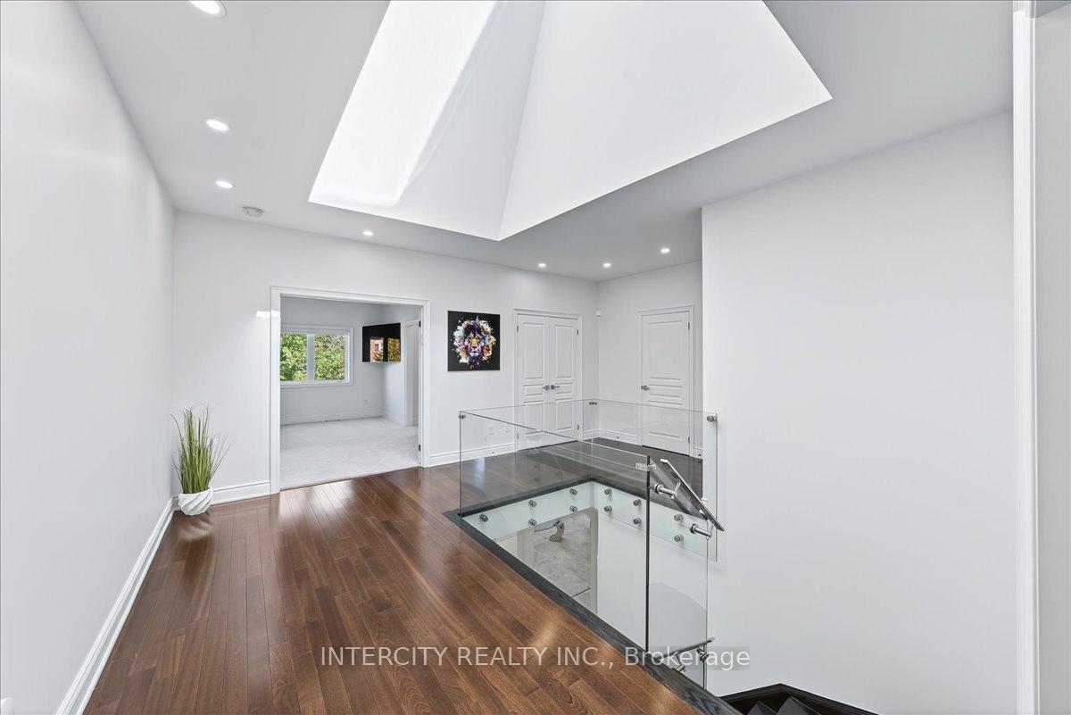 Photo 23 of 102 Cook's Mill Crescent, Vaughan, Patterson — HOMEH