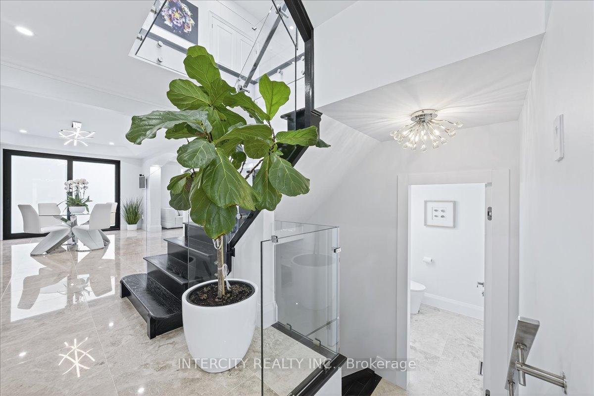 Photo 35 of 102 Cook's Mill Crescent, Vaughan, Patterson — HOMEH