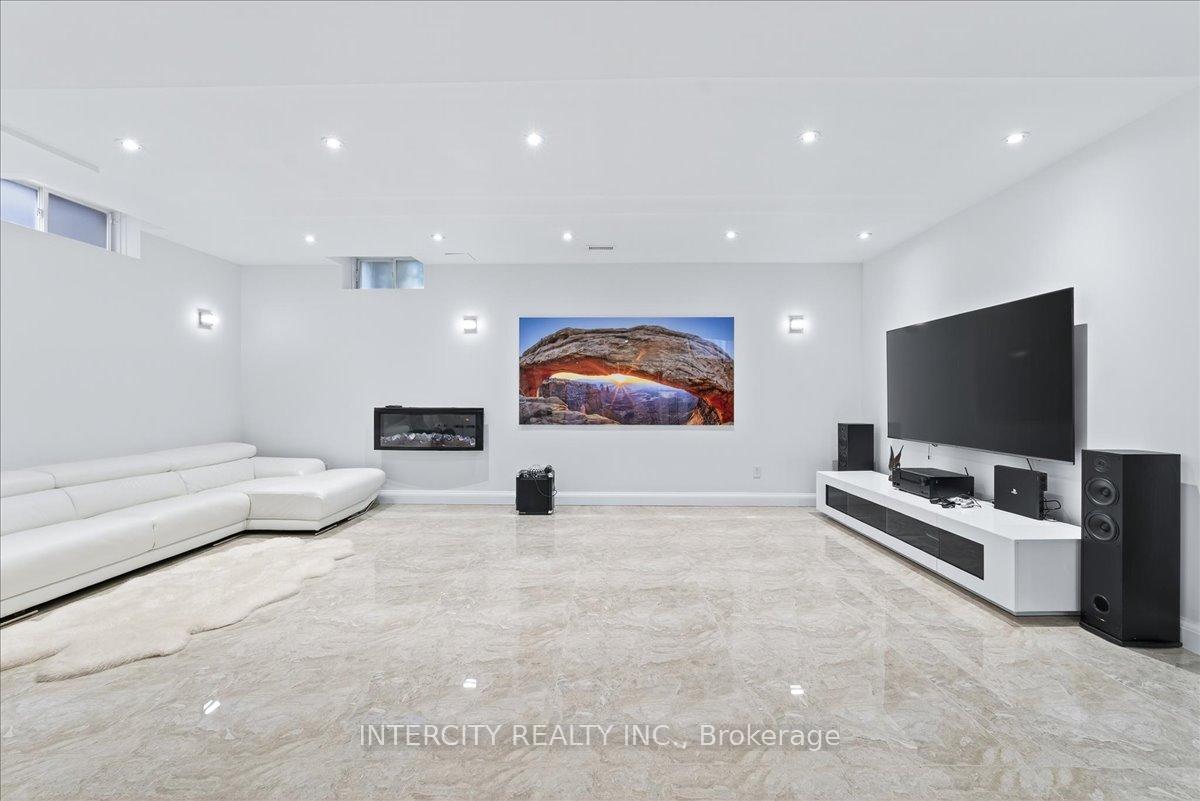 Photo 36 of 102 Cook's Mill Crescent, Vaughan, Patterson — HOMEH