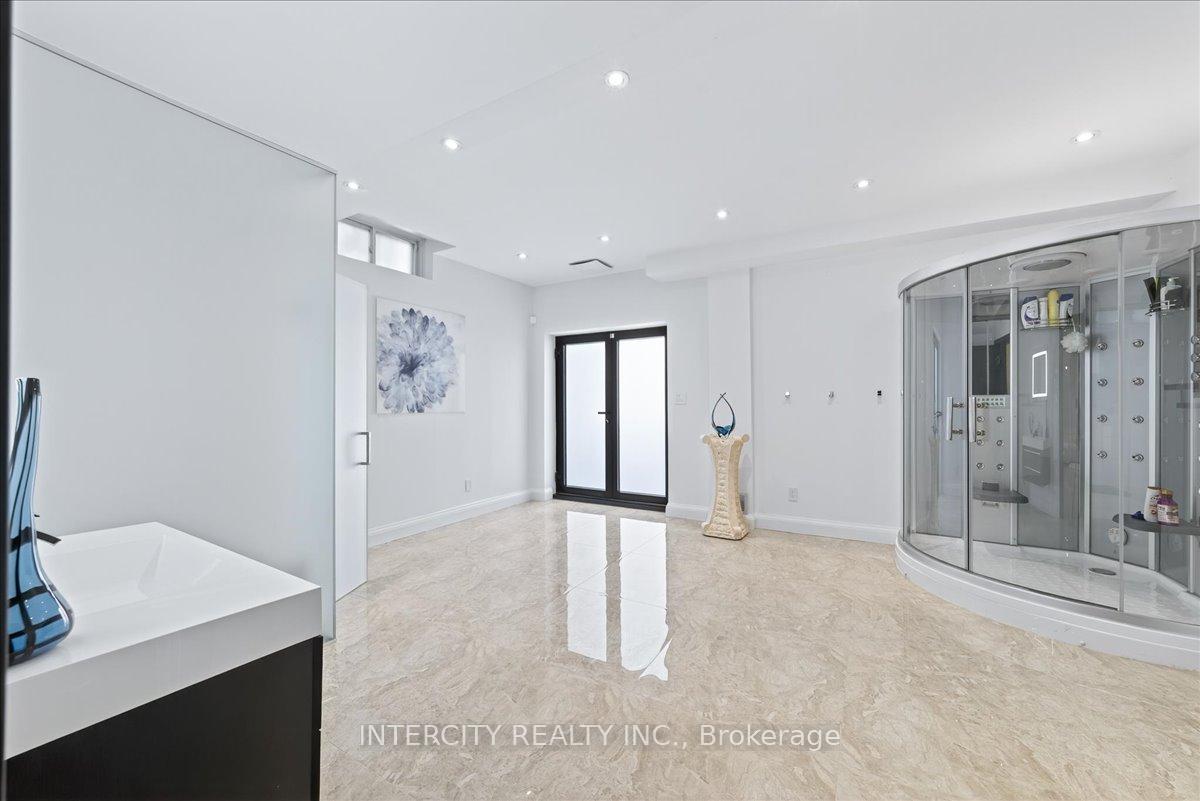 Photo 40 of 102 Cook's Mill Crescent, Vaughan, Patterson — HOMEH