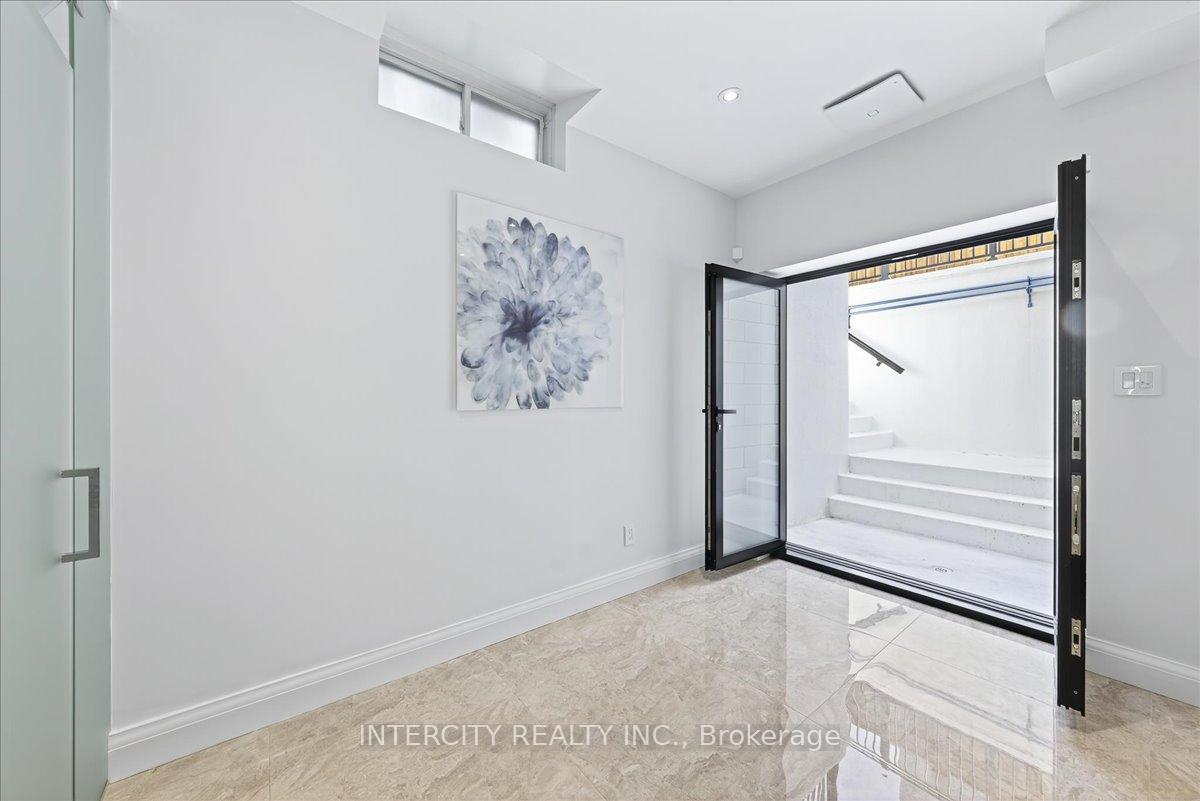 Photo 42 of 102 Cook's Mill Crescent, Vaughan, Patterson — HOMEH