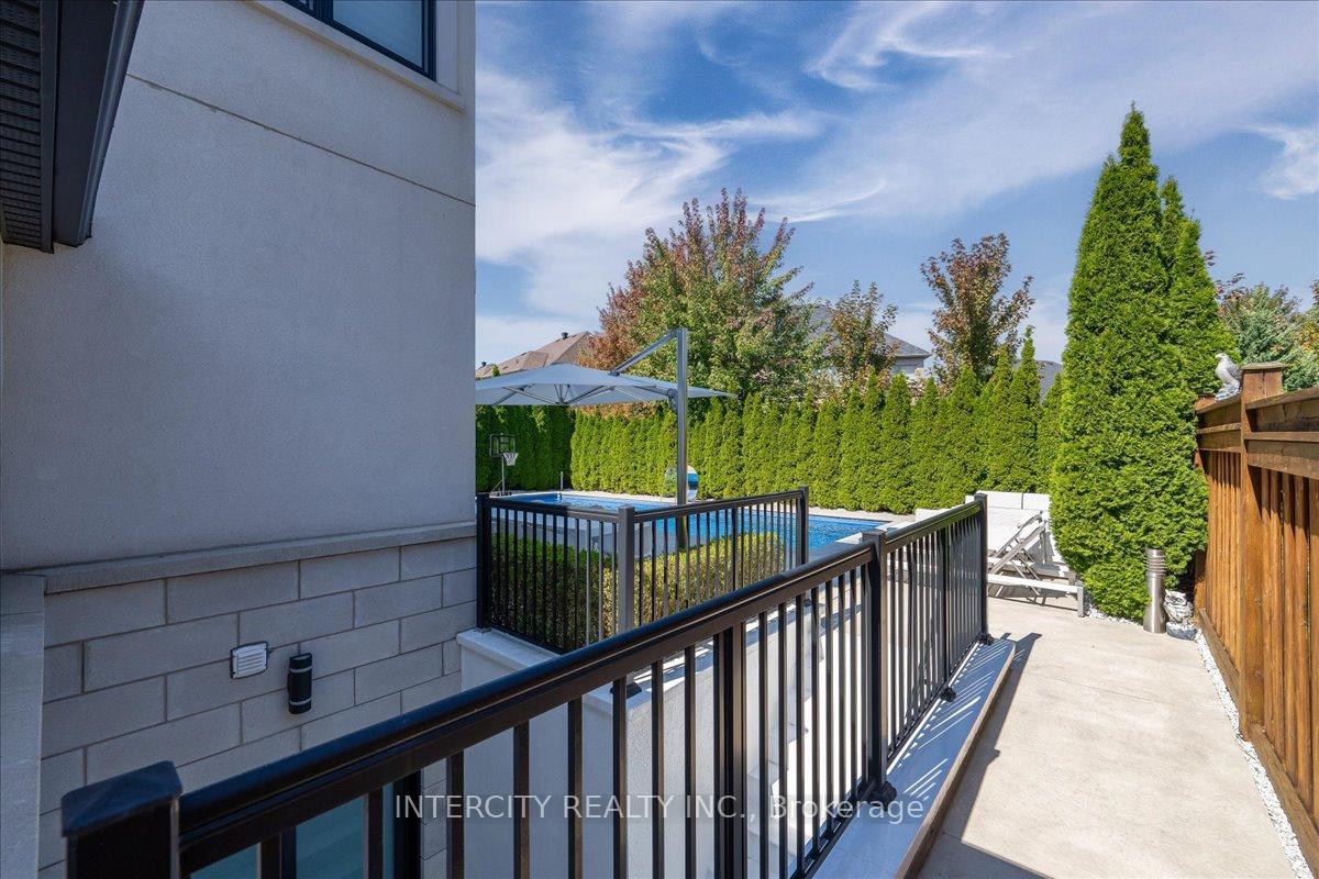 Photo 47 of 102 Cook's Mill Crescent, Vaughan, Patterson — HOMEH