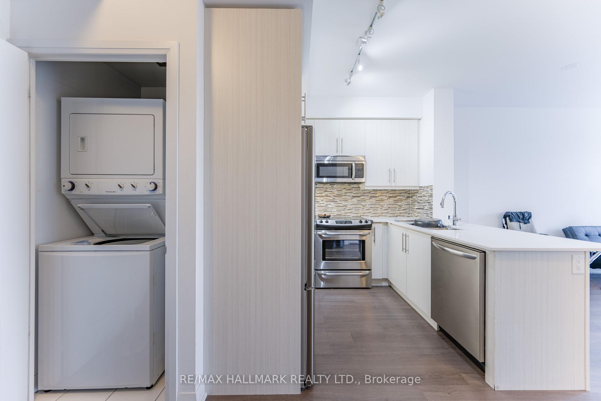 Photo 5 of Unit 406, 55 Oneida Crescent, Richmond Hill, Langstaff — HOMEH