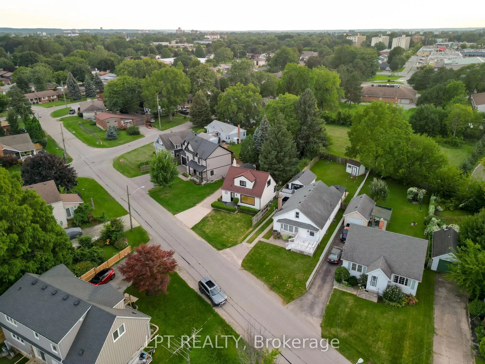 Photo 3 of 18 Jubilee Drive, St. Catharines, Carlton/Bunting — HOMEH