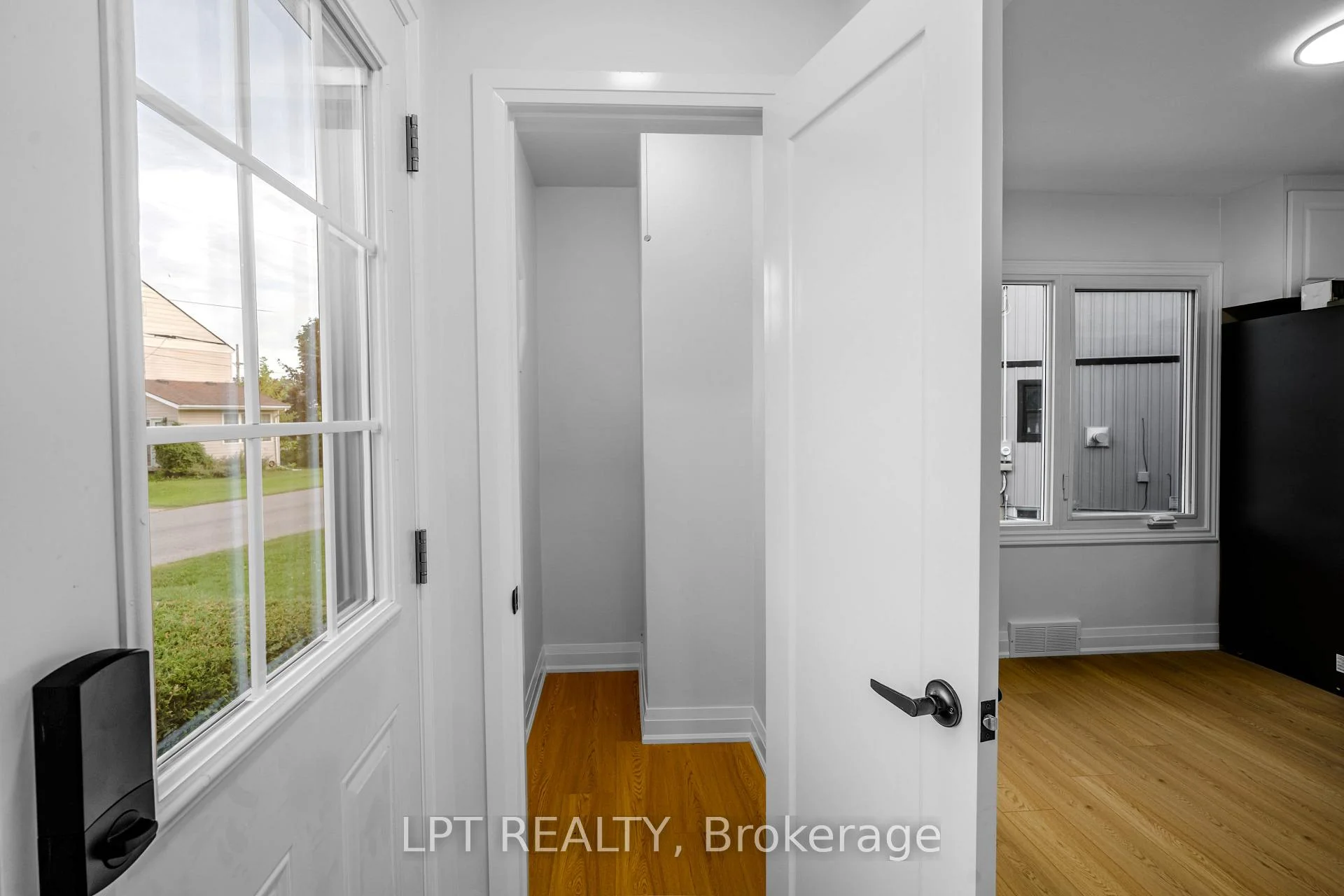Photo 9 of 18 Jubilee Drive, St. Catharines, Carlton/Bunting — HOMEH