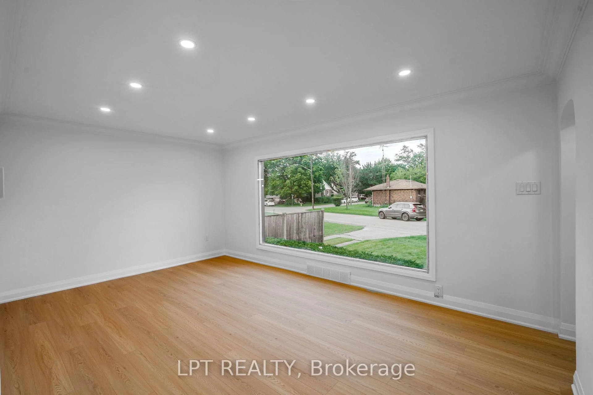 Photo 13 of 18 Jubilee Drive, St. Catharines, Carlton/Bunting — HOMEH