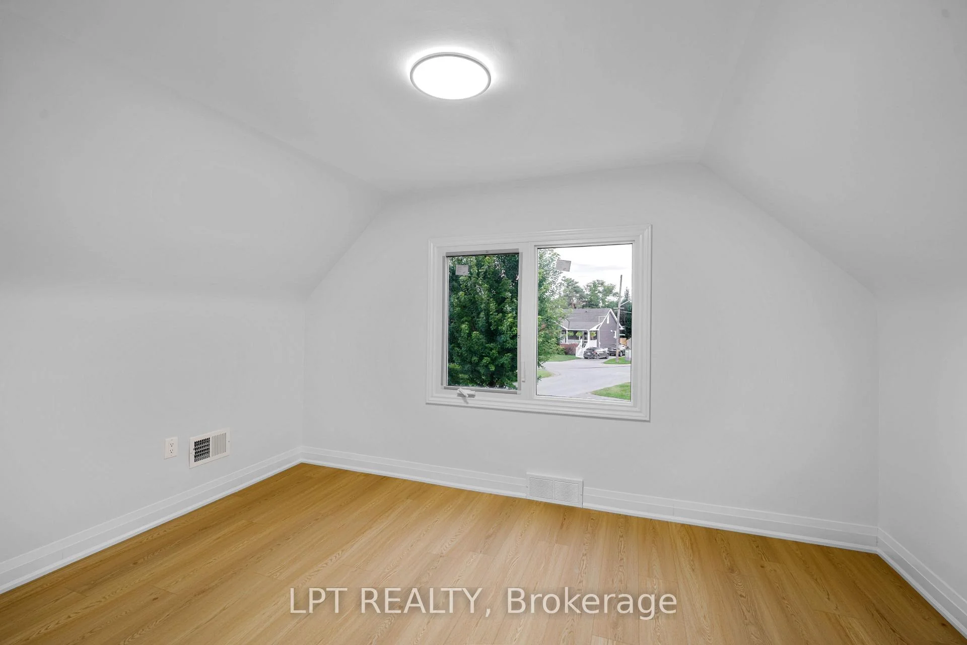 Photo 26 of 18 Jubilee Drive, St. Catharines, Carlton/Bunting — HOMEH
