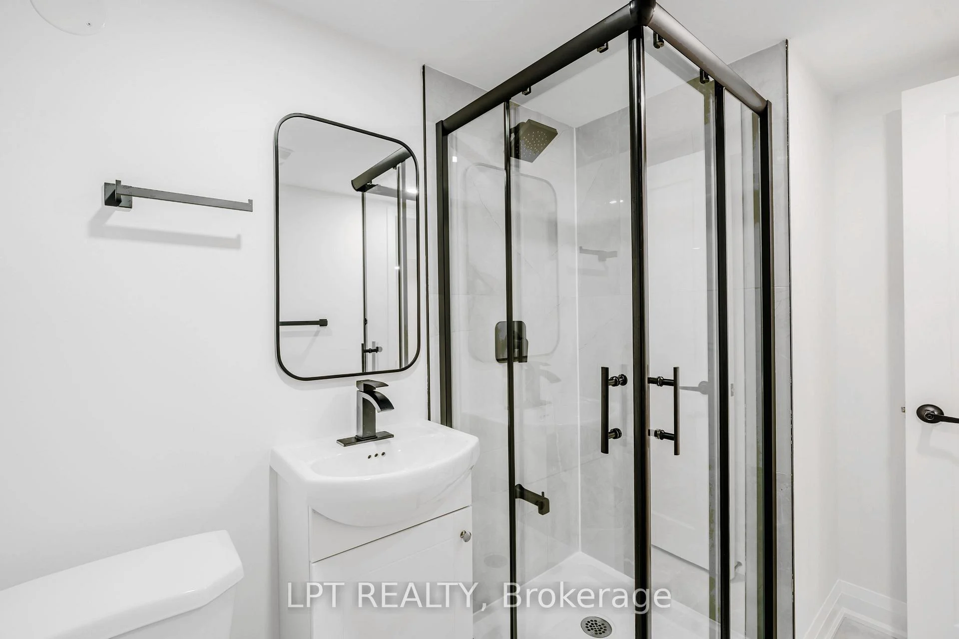 Photo 33 of 18 Jubilee Drive, St. Catharines, Carlton/Bunting — HOMEH