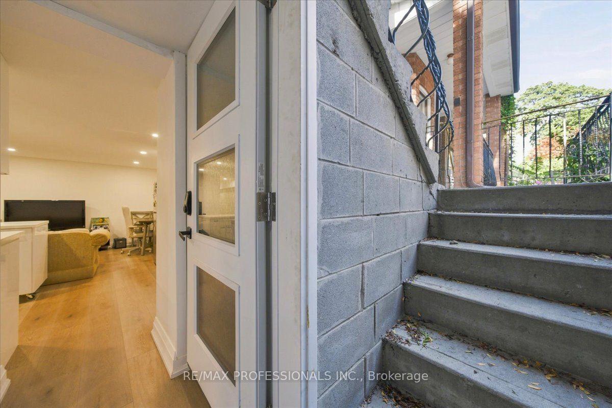 Photo 3 of Unit Lower, 134 Argyle Street, Toronto, Trinity-Bellwoods — HOMEH