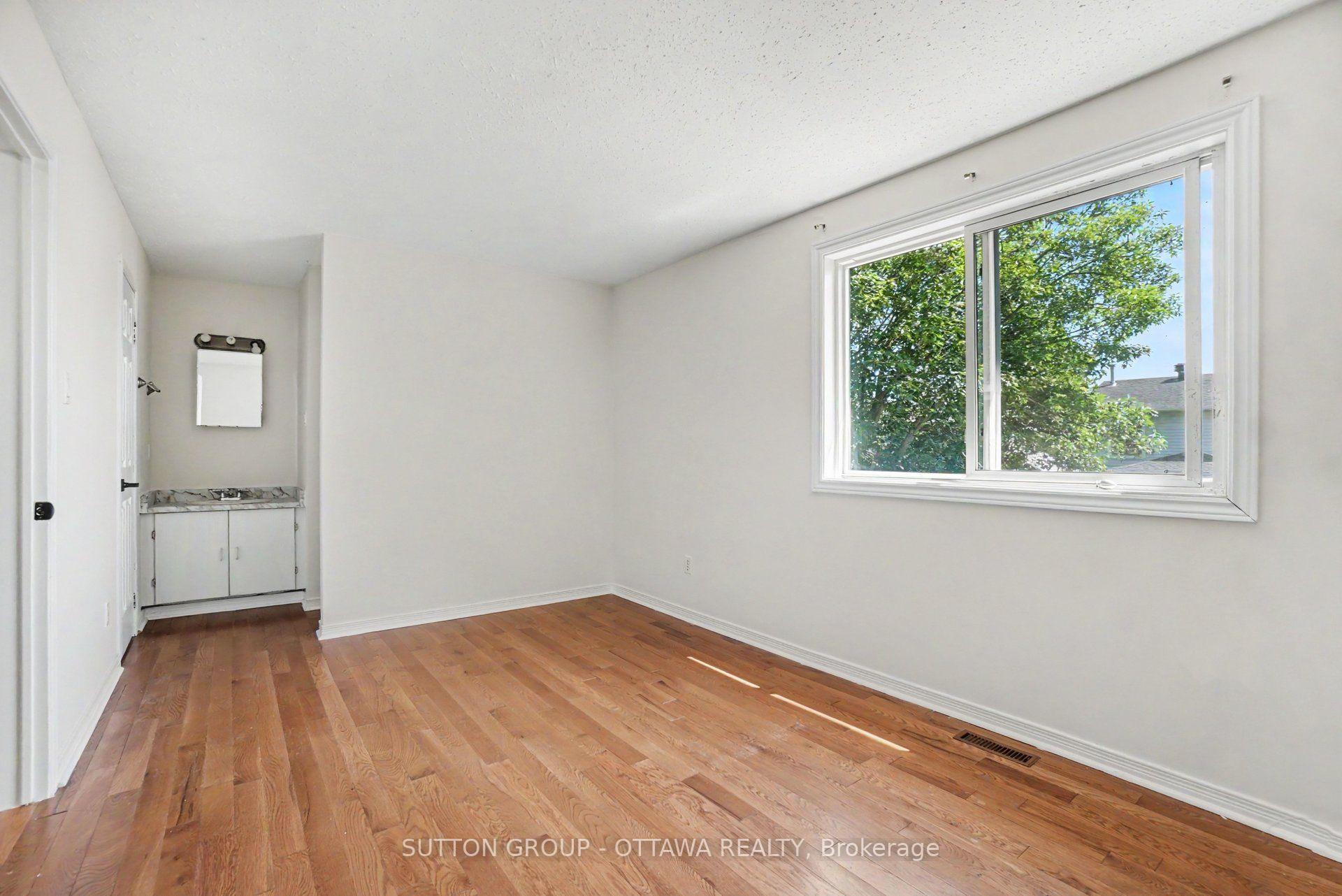 Photo 16 of 1833 Brousseau Crescent, Ottawa, Chateauneuf — HOMEH