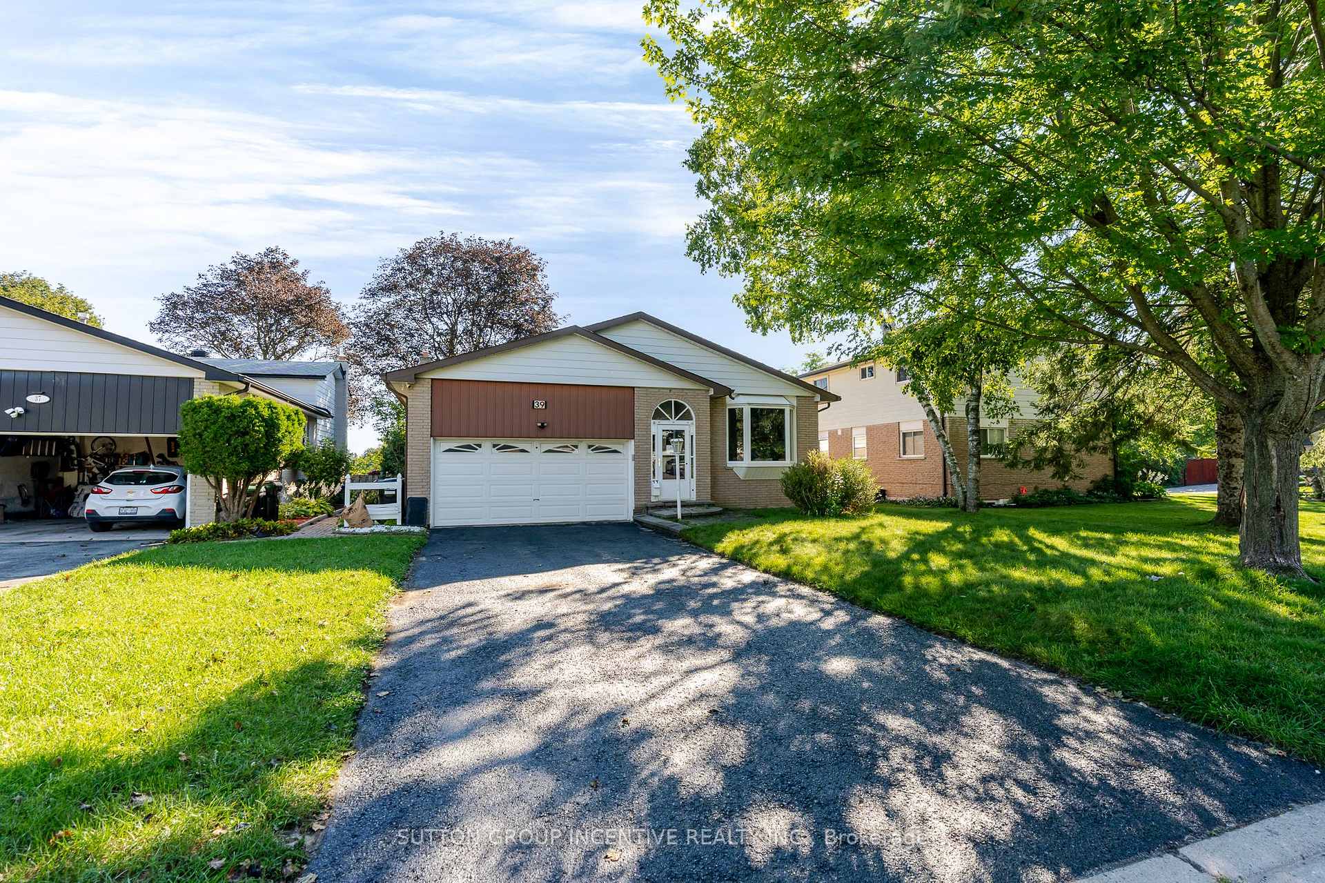 Photo 2 of 39 Carol Road, Barrie, Allandale Heights — HOMEH