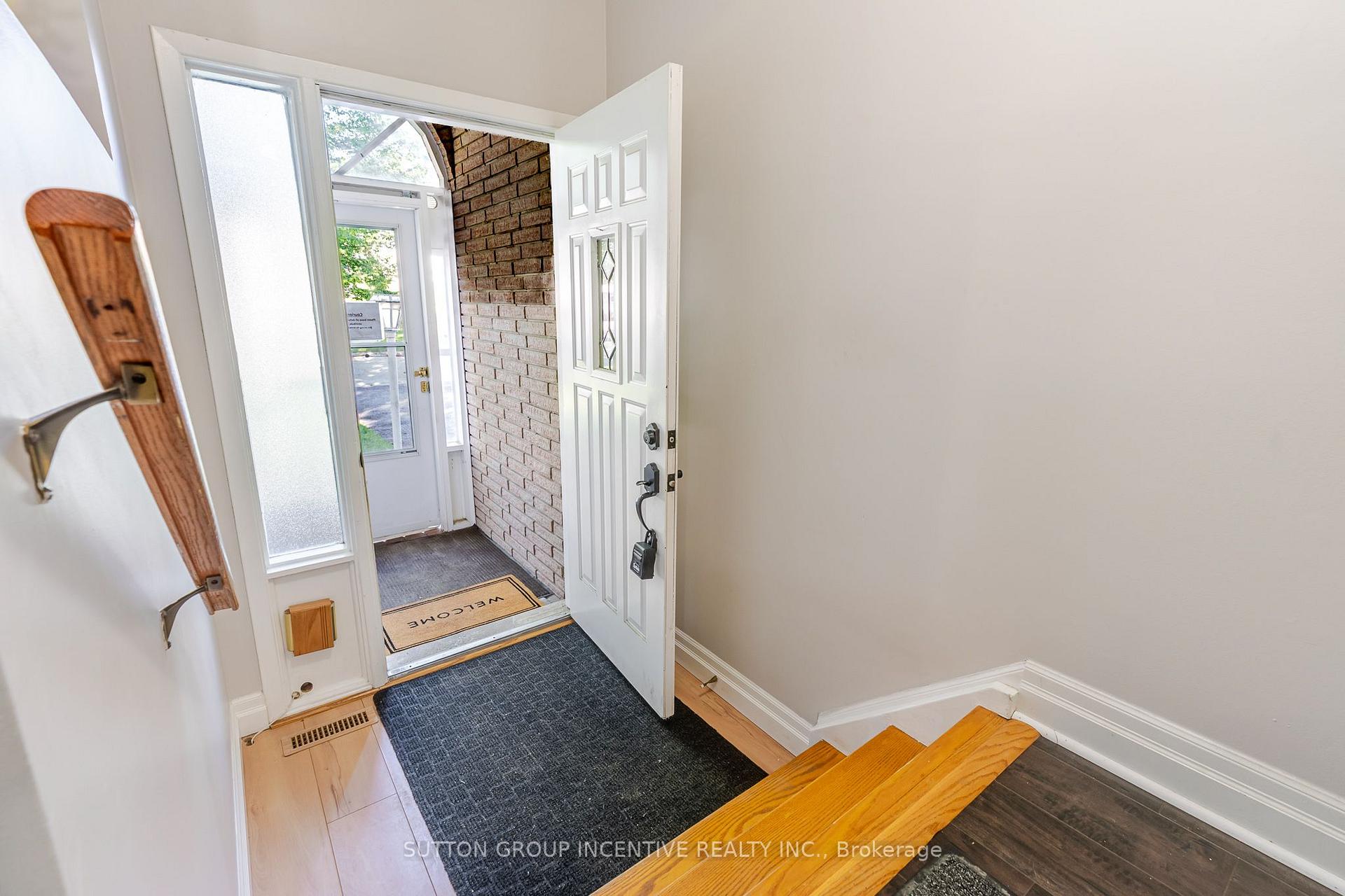 Photo 4 of 39 Carol Road, Barrie, Allandale Heights — HOMEH