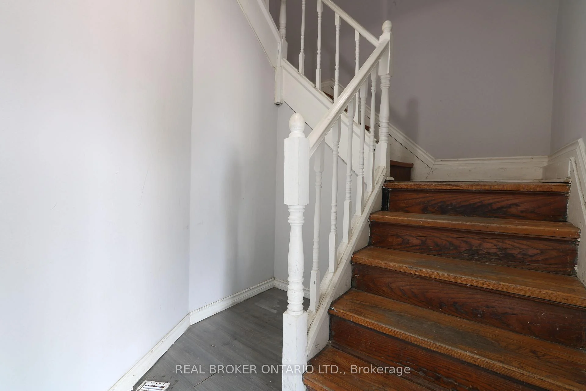 Photo 7 of 4424 Ellis Street, Niagara Falls, Downtown — HOMEH