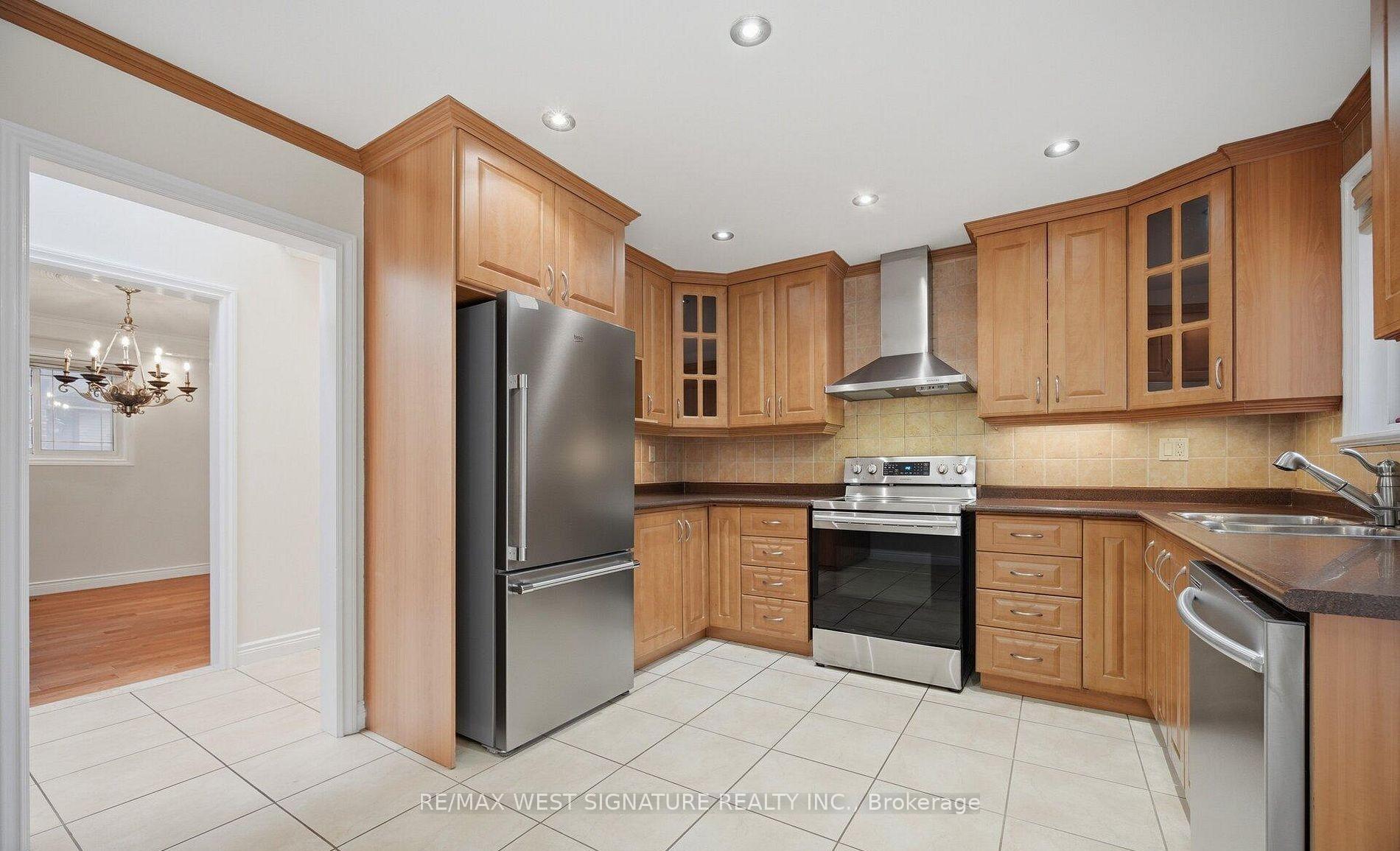 Photo 6 of 36 Windsor Road, Etobicoke, Kingsview Village-The Westway — HOMEH