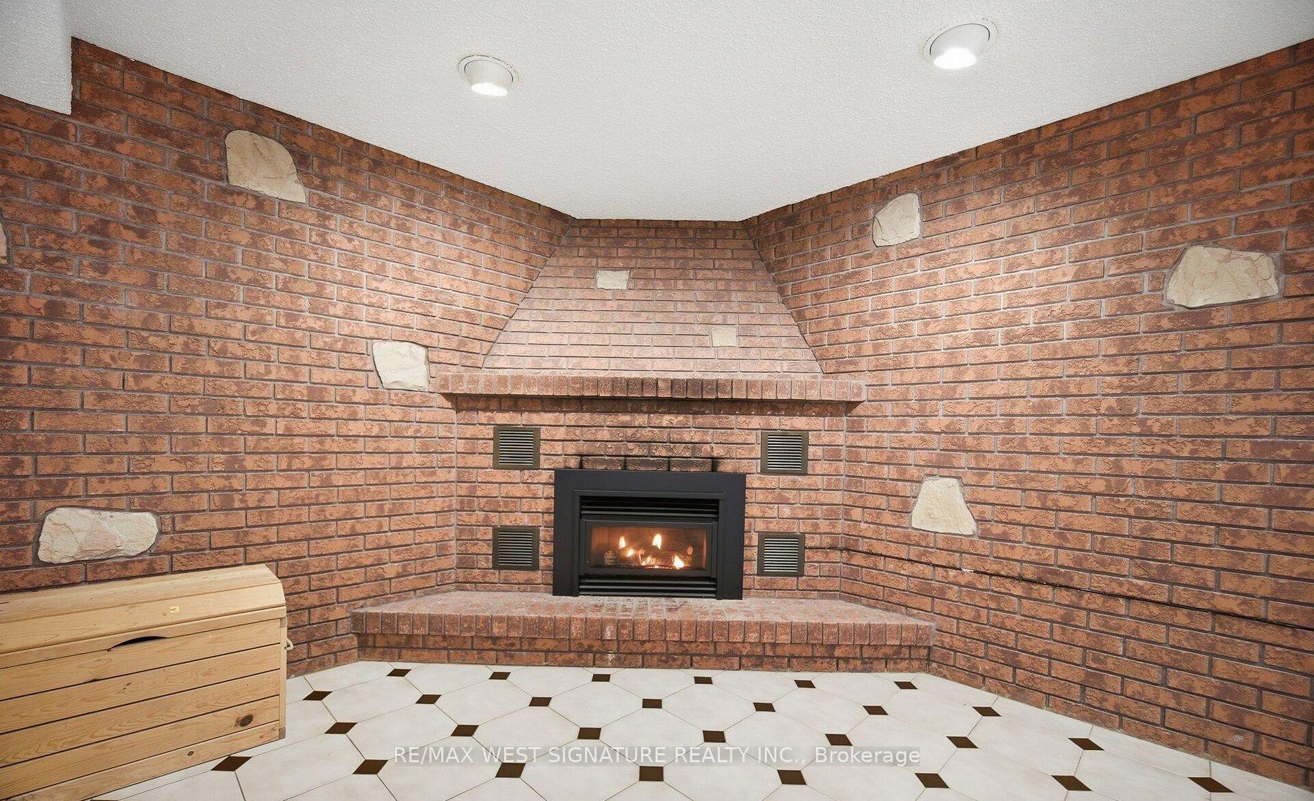Photo 18 of 36 Windsor Road, Etobicoke, Kingsview Village-The Westway — HOMEH