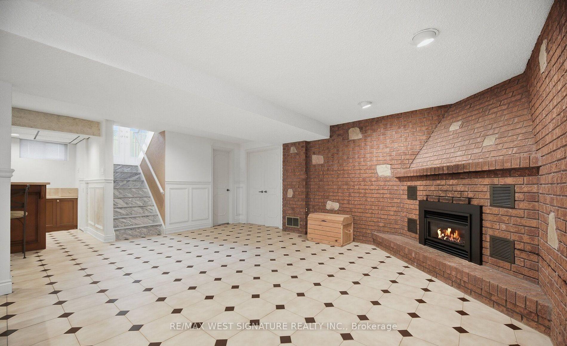 Photo 19 of 36 Windsor Road, Etobicoke, Kingsview Village-The Westway — HOMEH