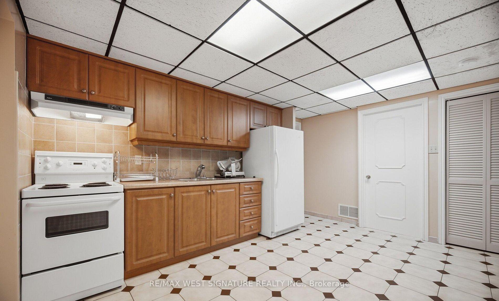 Photo 26 of 36 Windsor Road, Etobicoke, Kingsview Village-The Westway — HOMEH