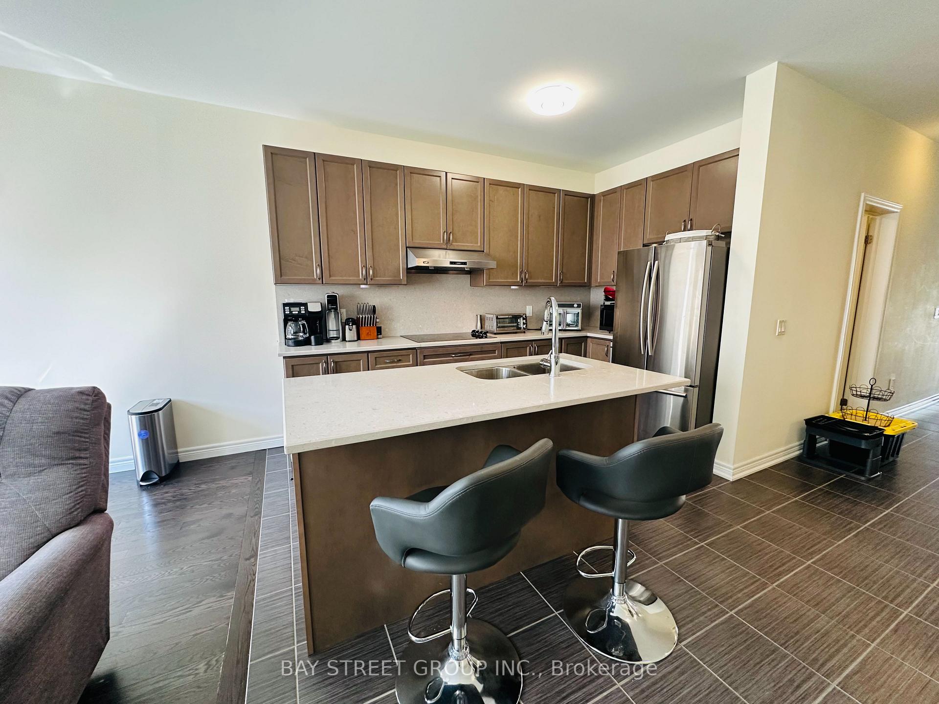 Photo 10 of 32 Capreol Avenue, Aurora, Rural Aurora — HOMEH