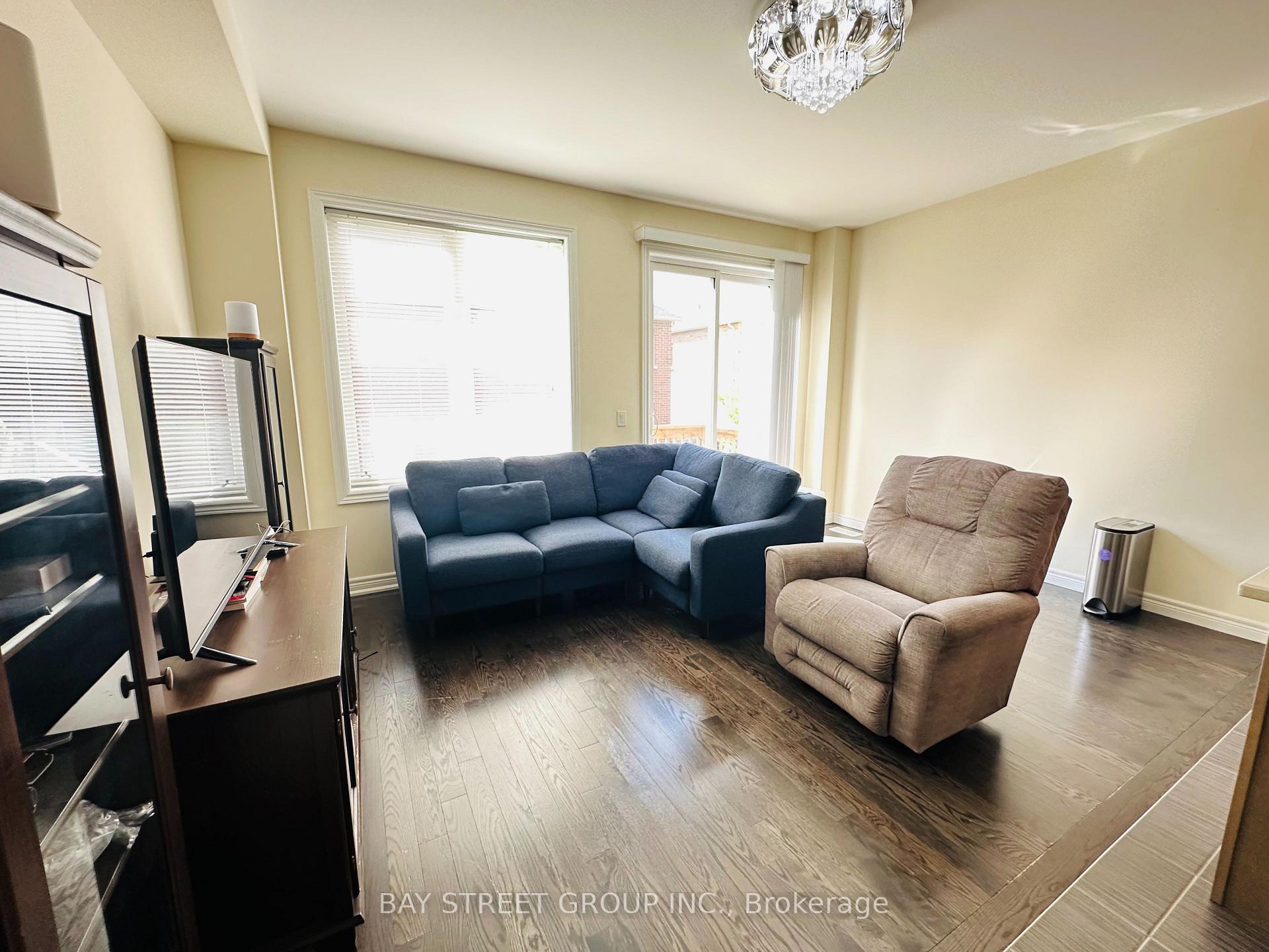 Photo 15 of 32 Capreol Avenue, Aurora, Rural Aurora — HOMEH