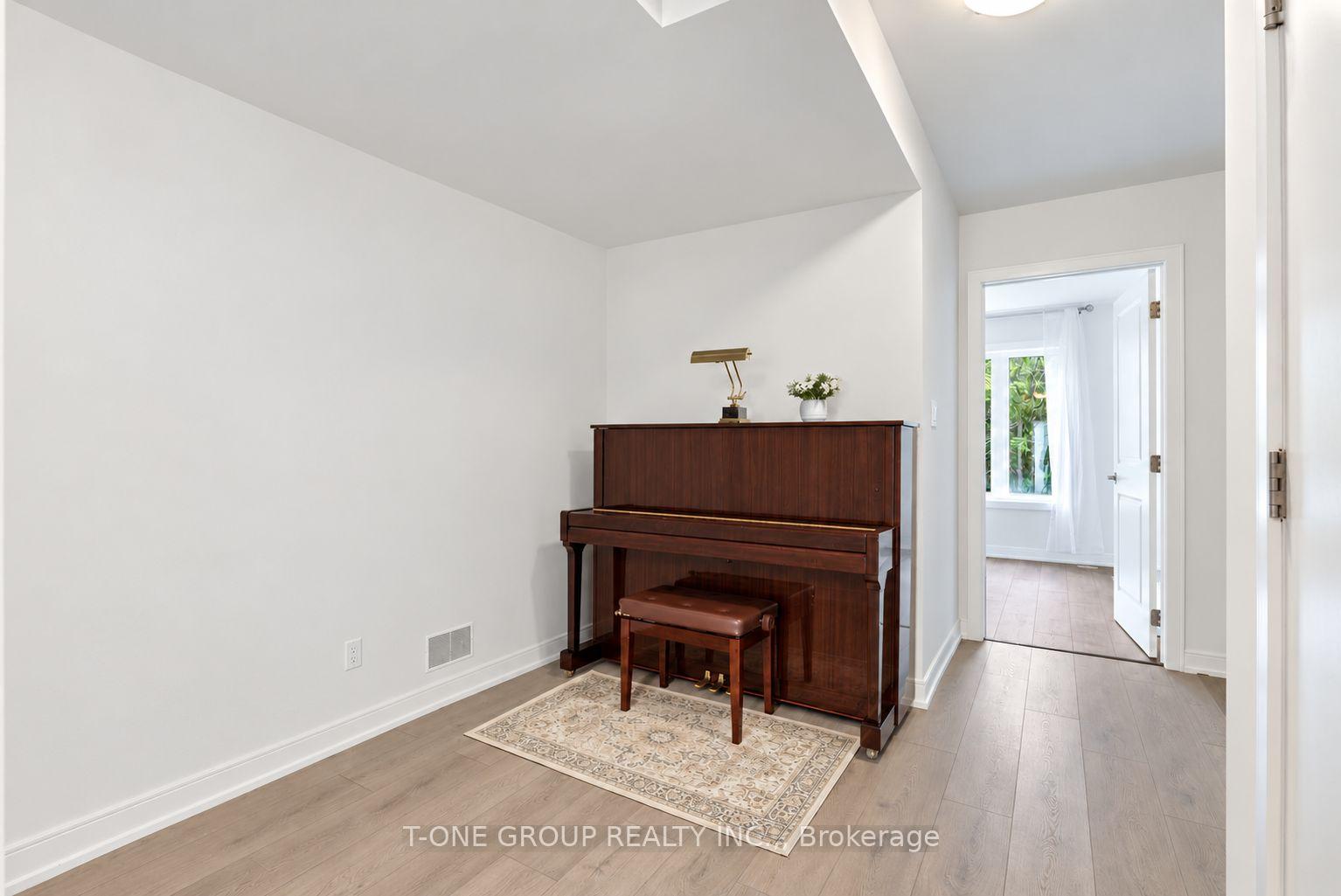 Photo 7 of 148 Blue Forest Crescent, Barrie, Innis-Shore — HOMEH