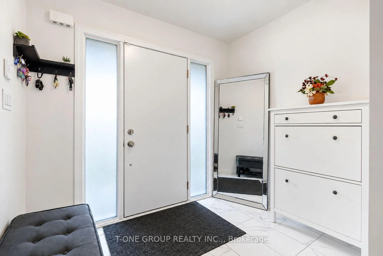 Photo 5 of 148 Blue Forest Crescent, Barrie, Innis-Shore — HOMEH