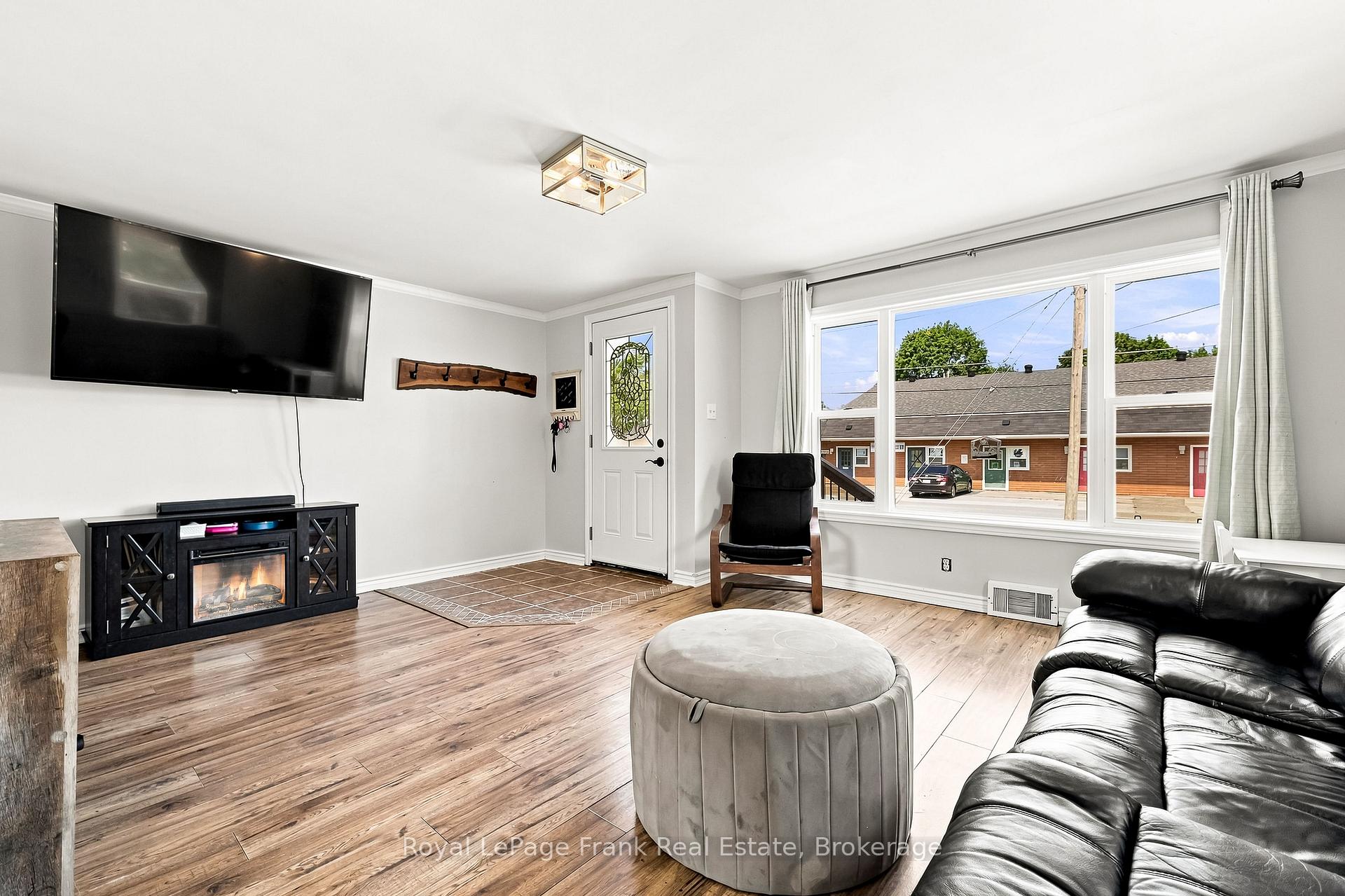 Photo 11 of 317 Bay Street, Brock, Beaverton — HOMEH