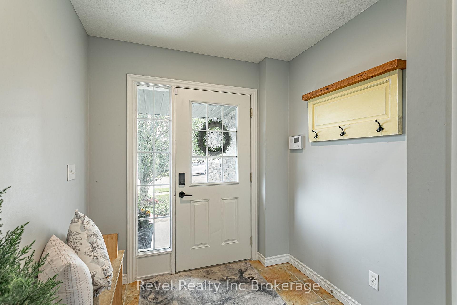 Photo 4 of 53 Kerr Crescent, Ingersoll, Ingersoll - North — HOMEH