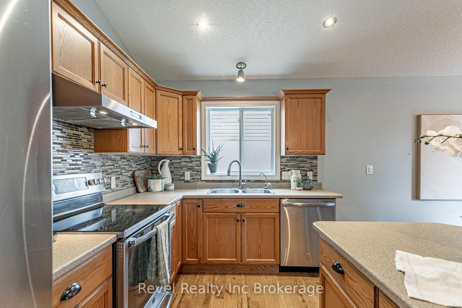 Photo 15 of 53 Kerr Crescent, Ingersoll, Ingersoll - North — HOMEH