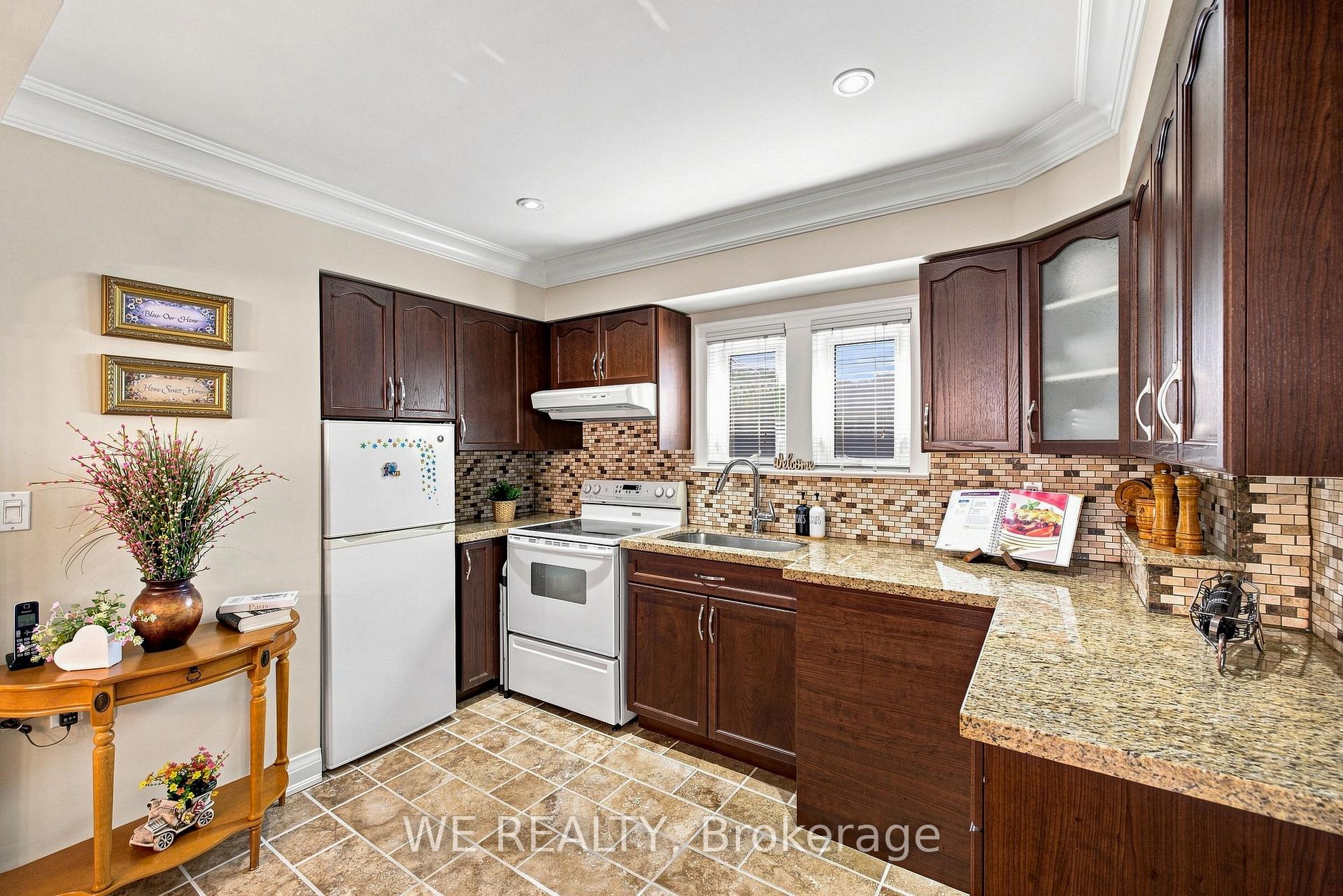 Photo 13 of 12 Fairside Avenue, Toronto, Danforth Village-East York — HOMEH