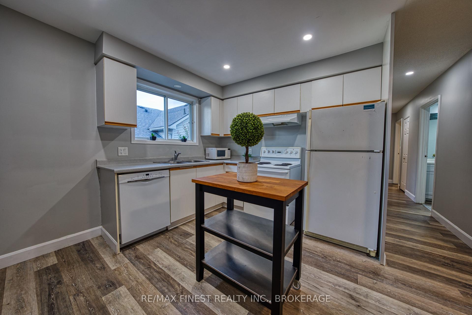 Photo 3 of 941 Warburton Crescent, Kingston, East Gardiners Rd — HOMEH