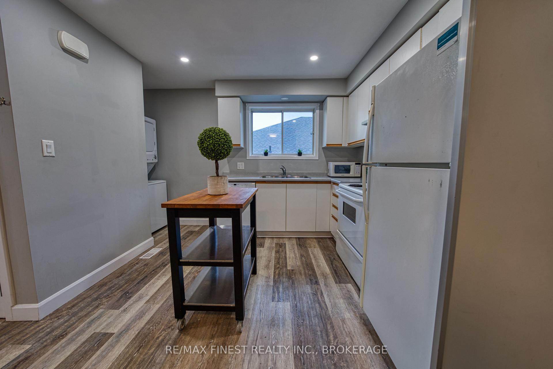 Photo 4 of 941 Warburton Crescent, Kingston, East Gardiners Rd — HOMEH
